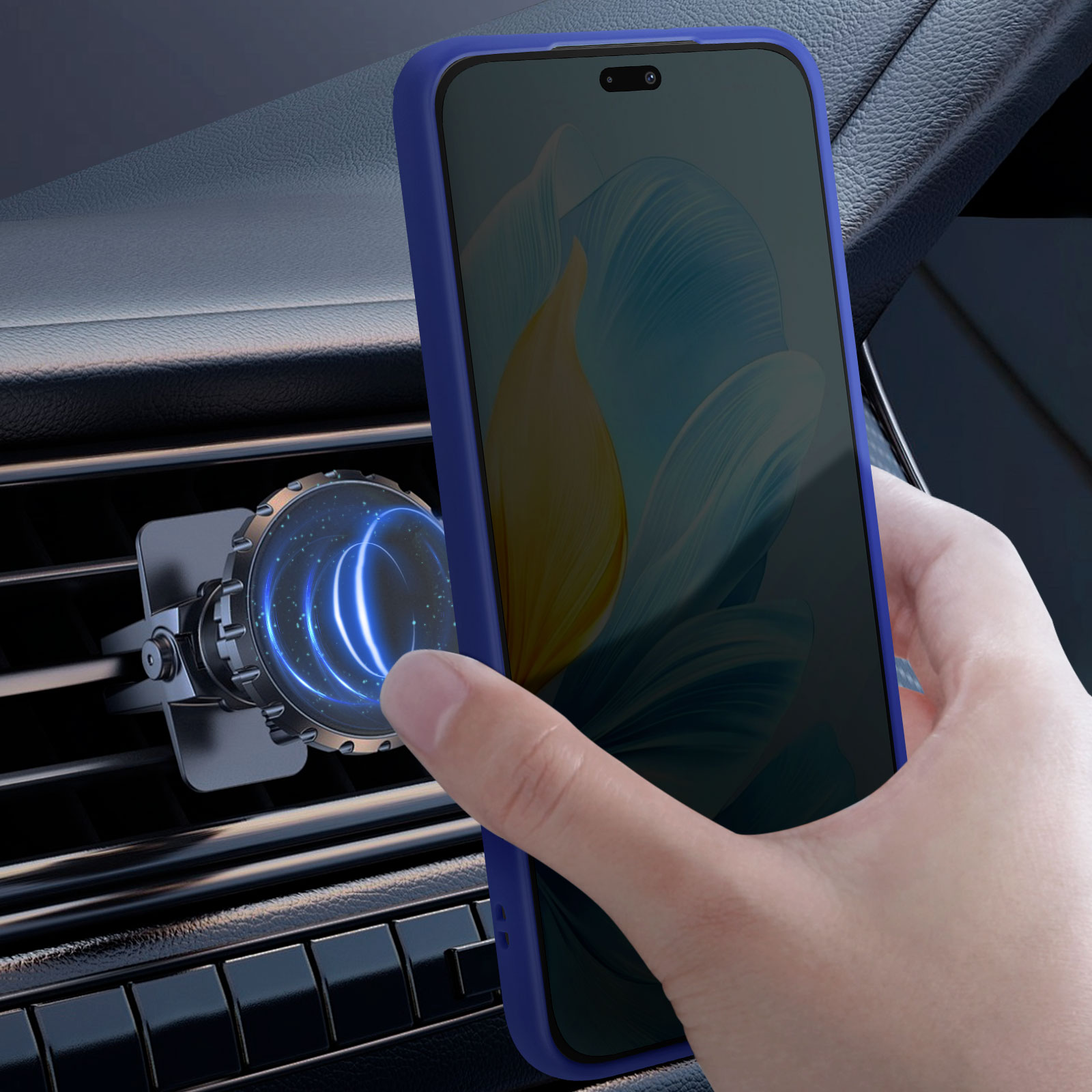 Blaue Handyhülle an Autohalterung. Telefonbildschirm sichtbar, von Hand gehalten.