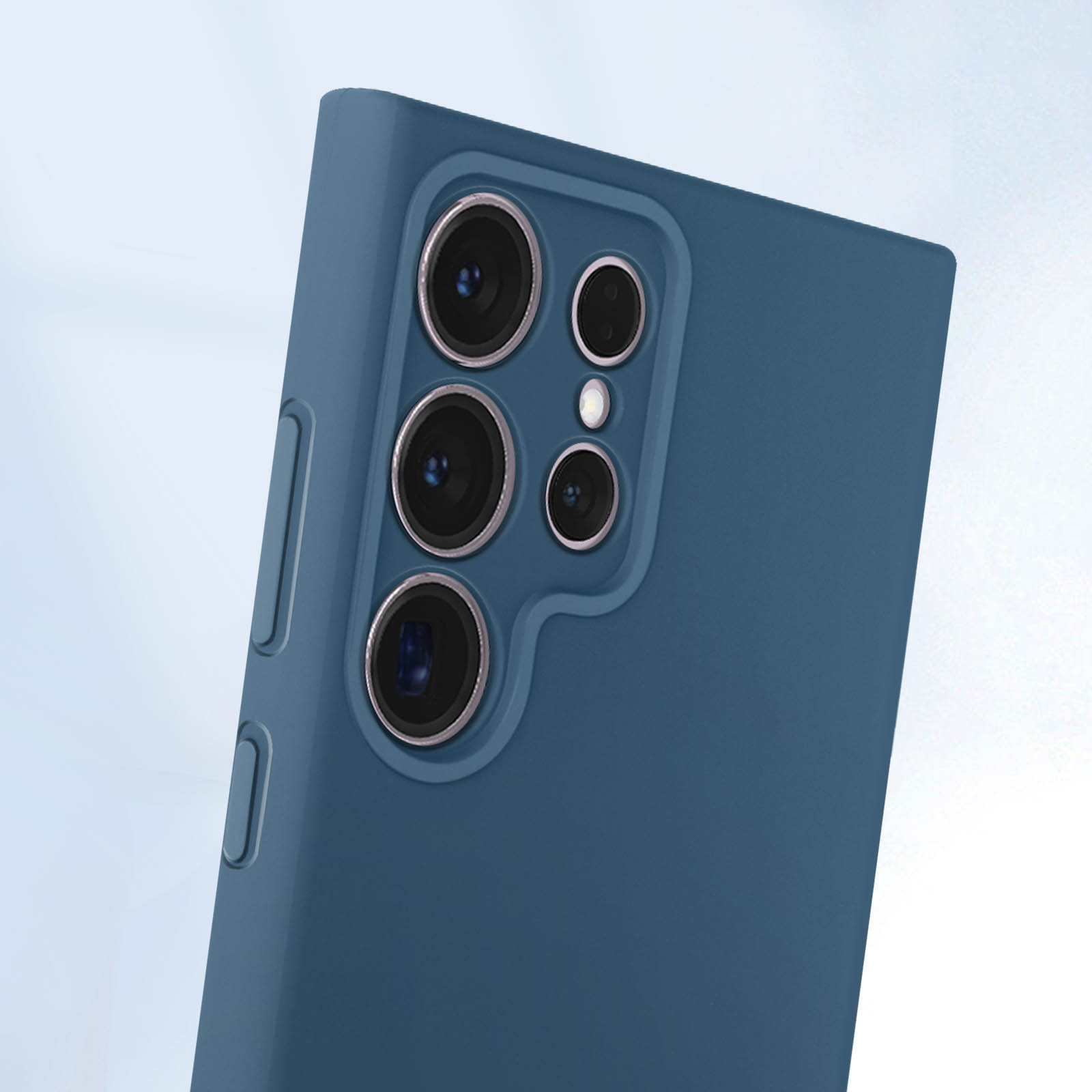 Una custodia per telefono blu con fori per la fotocamera. Lo sfondo è una sfocatura blu.