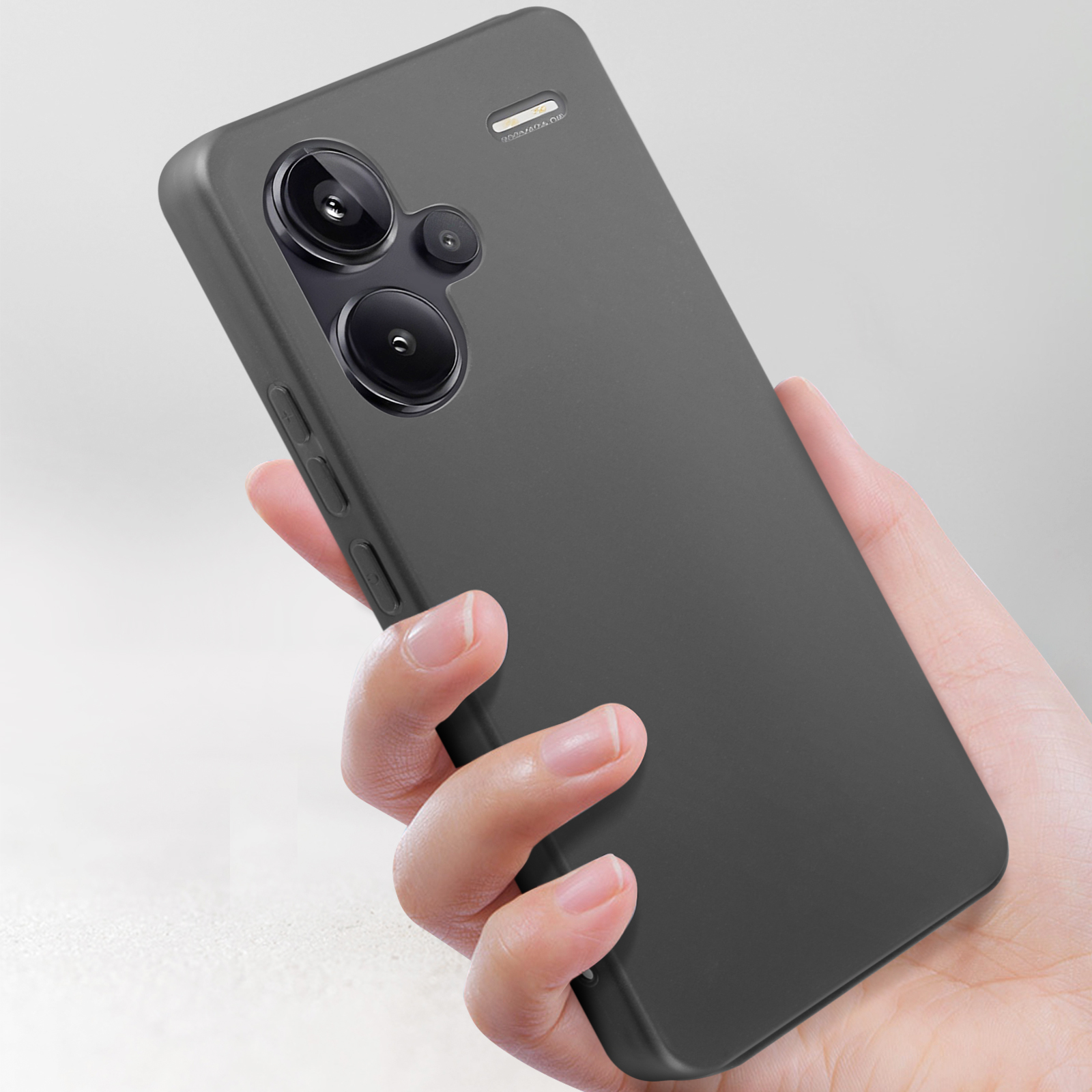 Una mano che tiene una custodia grigia per telefono. La custodia ha un ritaglio per la fotocamera e una superficie liscia.
