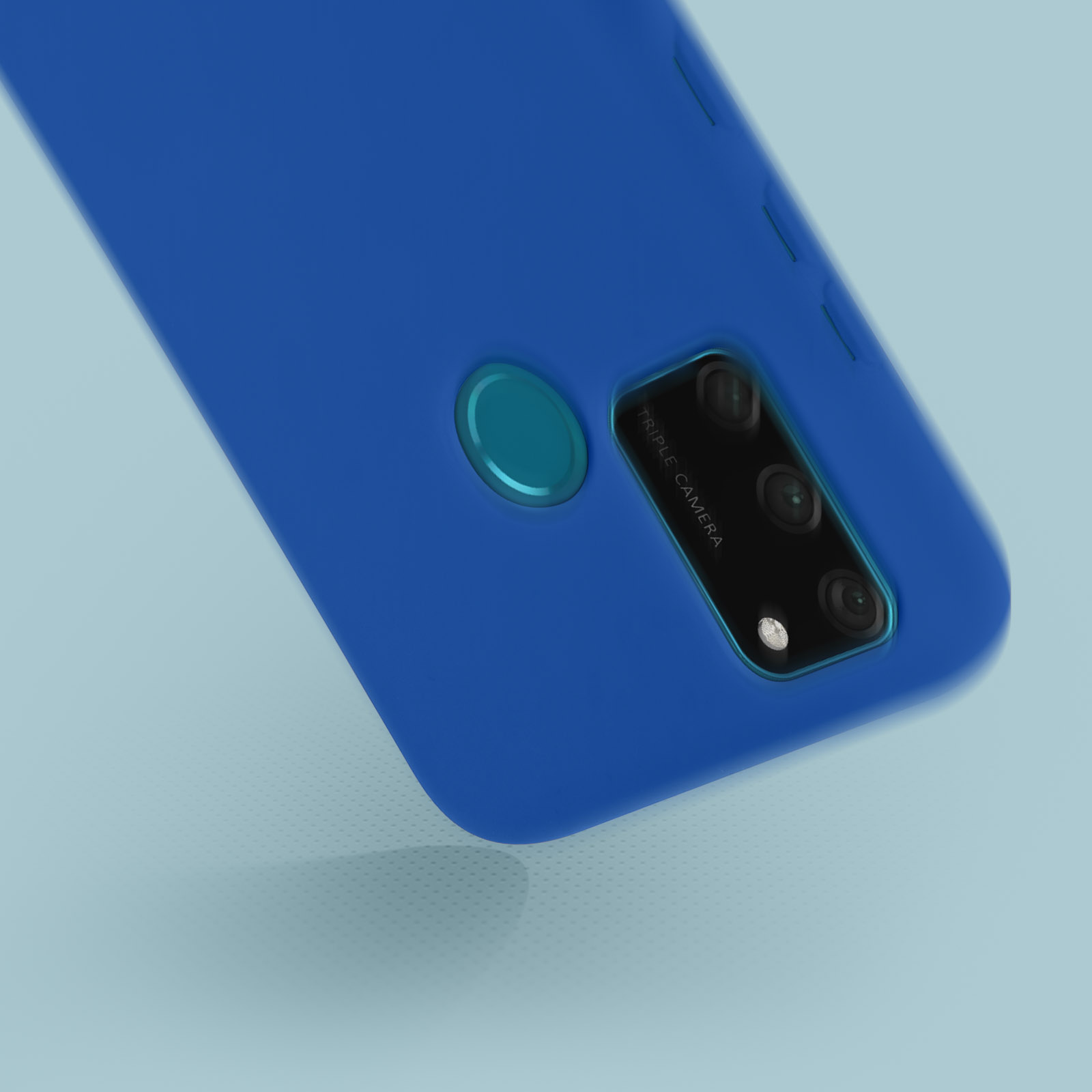 Custodia blu con lenti triple fotocamere su superficie azzurra.