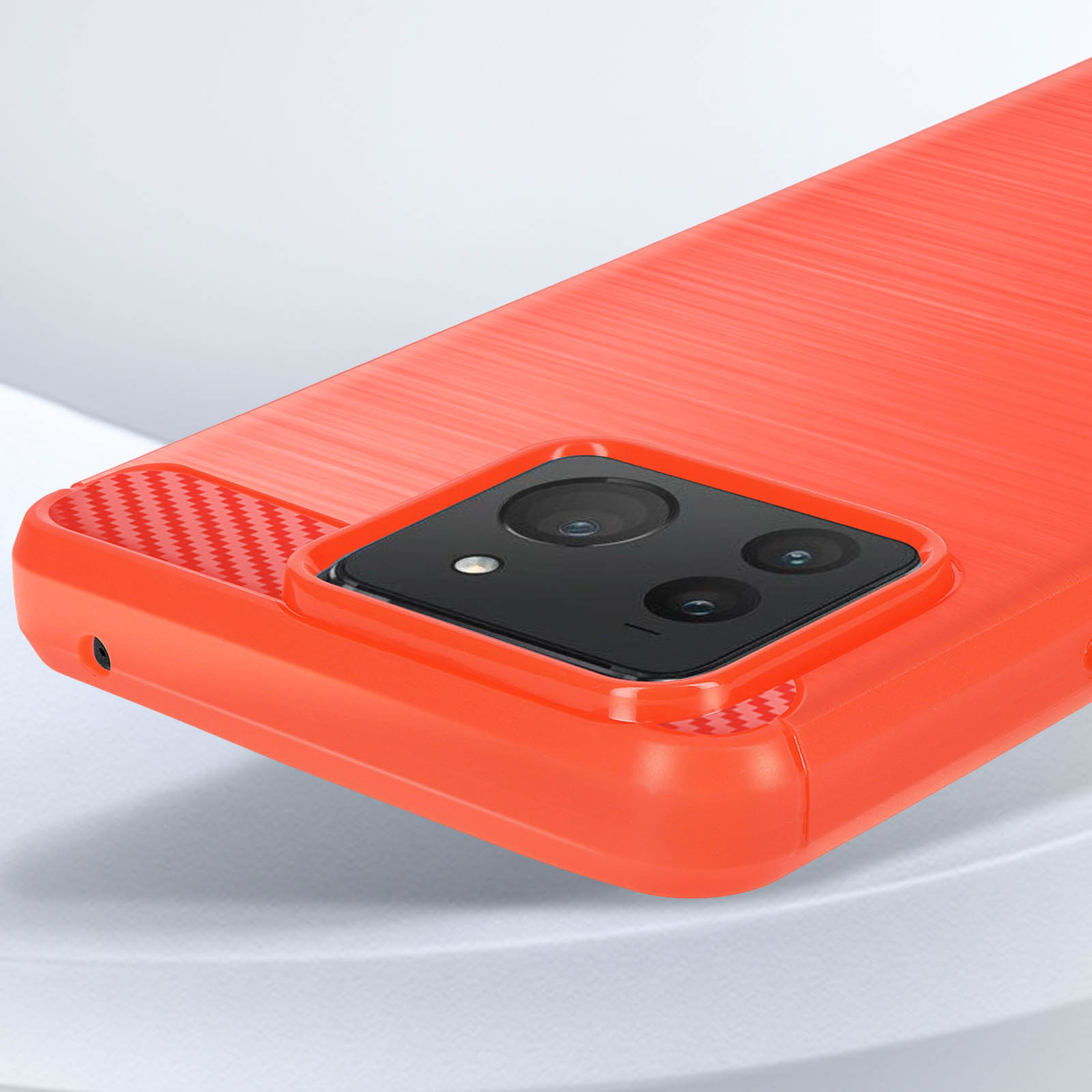 Funda naranja para teléfono con parte trasera texturizada. Área de cámara cuadrada. Brillante. Fondo blanco.