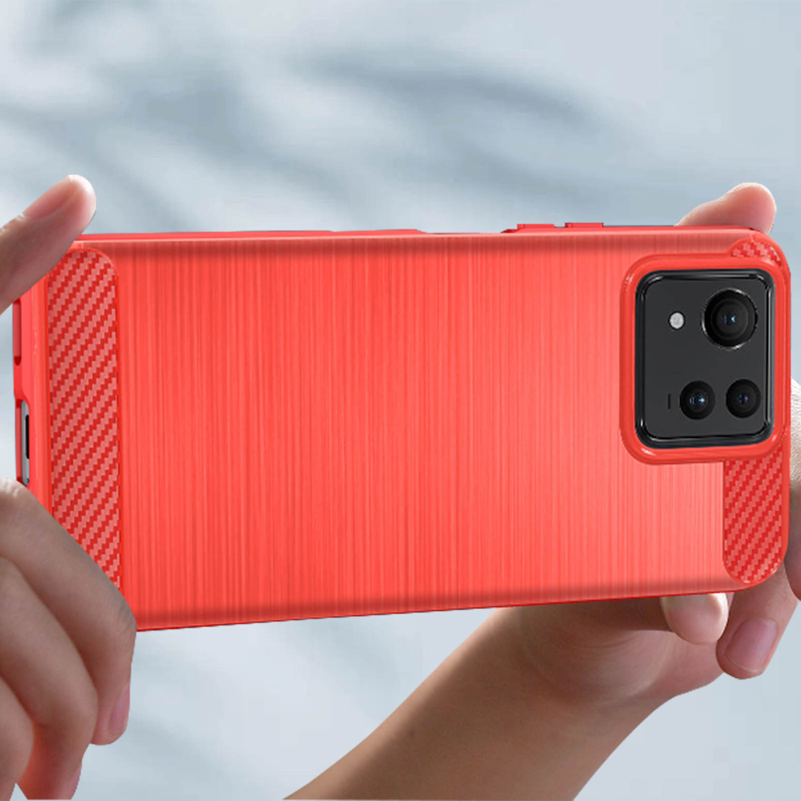 Una persona sosteniendo una funda roja para teléfono. La funda tiene un acabado texturizado.