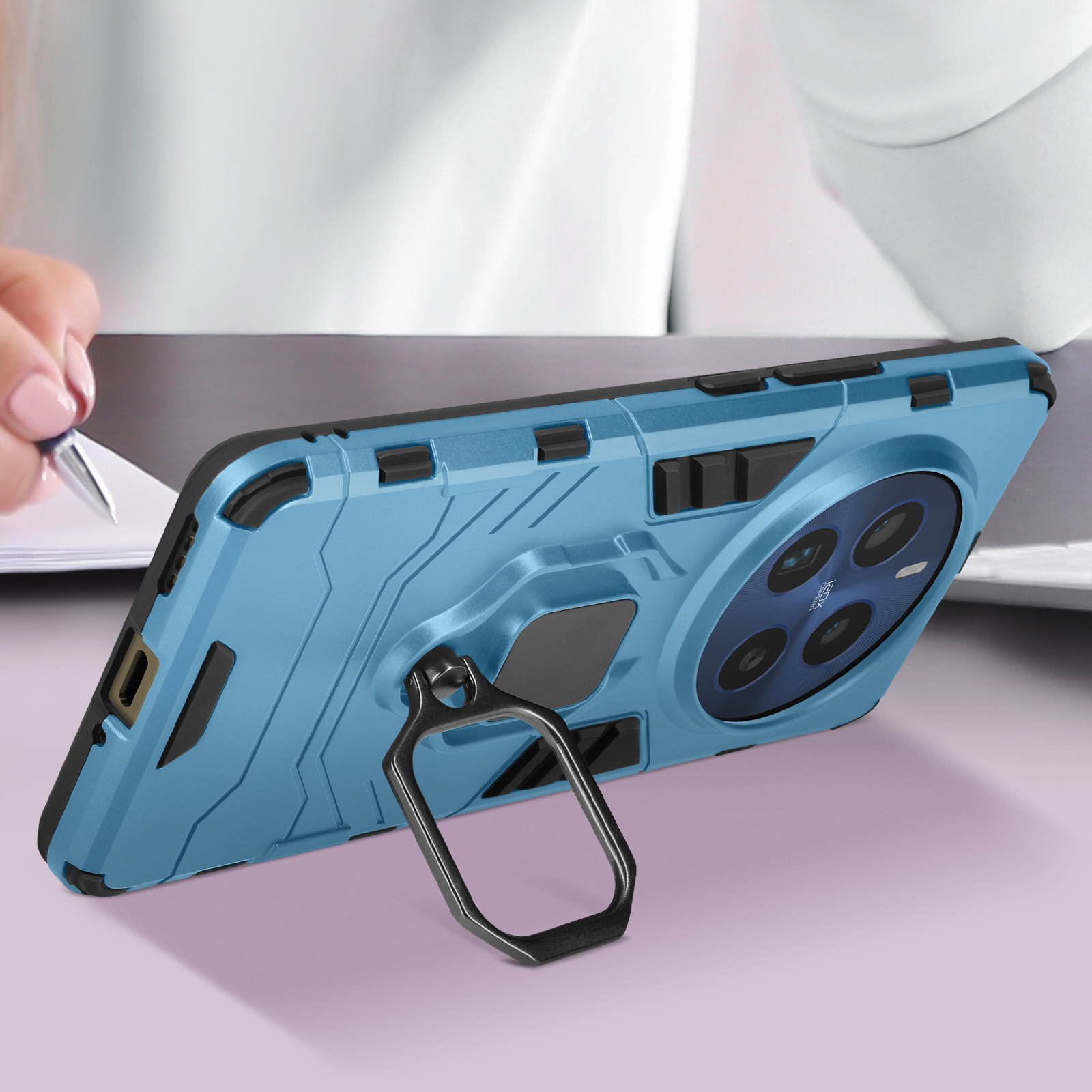Custodia blu con cavalletto, appoggiata su una superficie. Una mano con una penna è visibile.