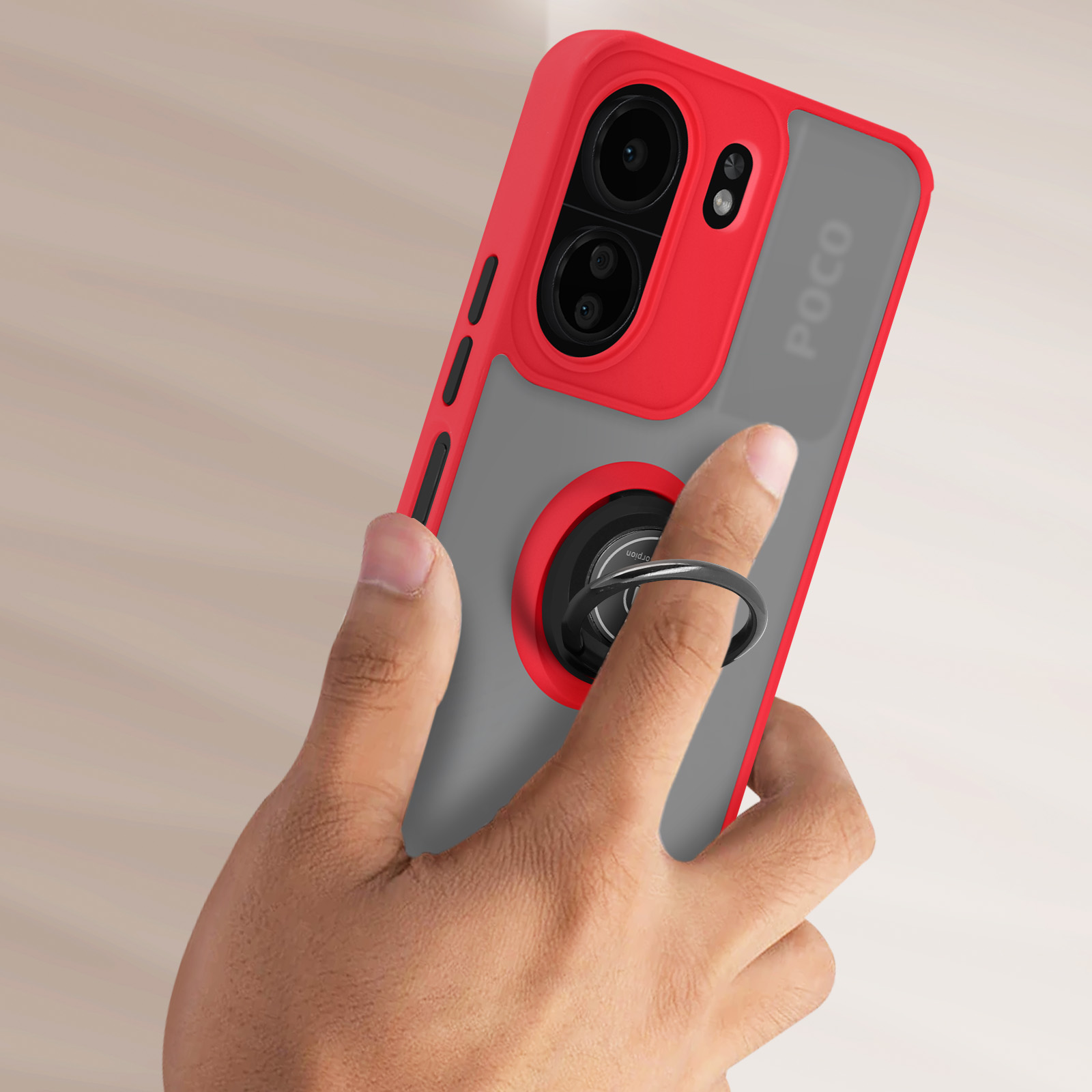 Mano che tiene telefono in custodia rossa e grigia. Supporto ad anello attaccato. Logo POCO visibile.
