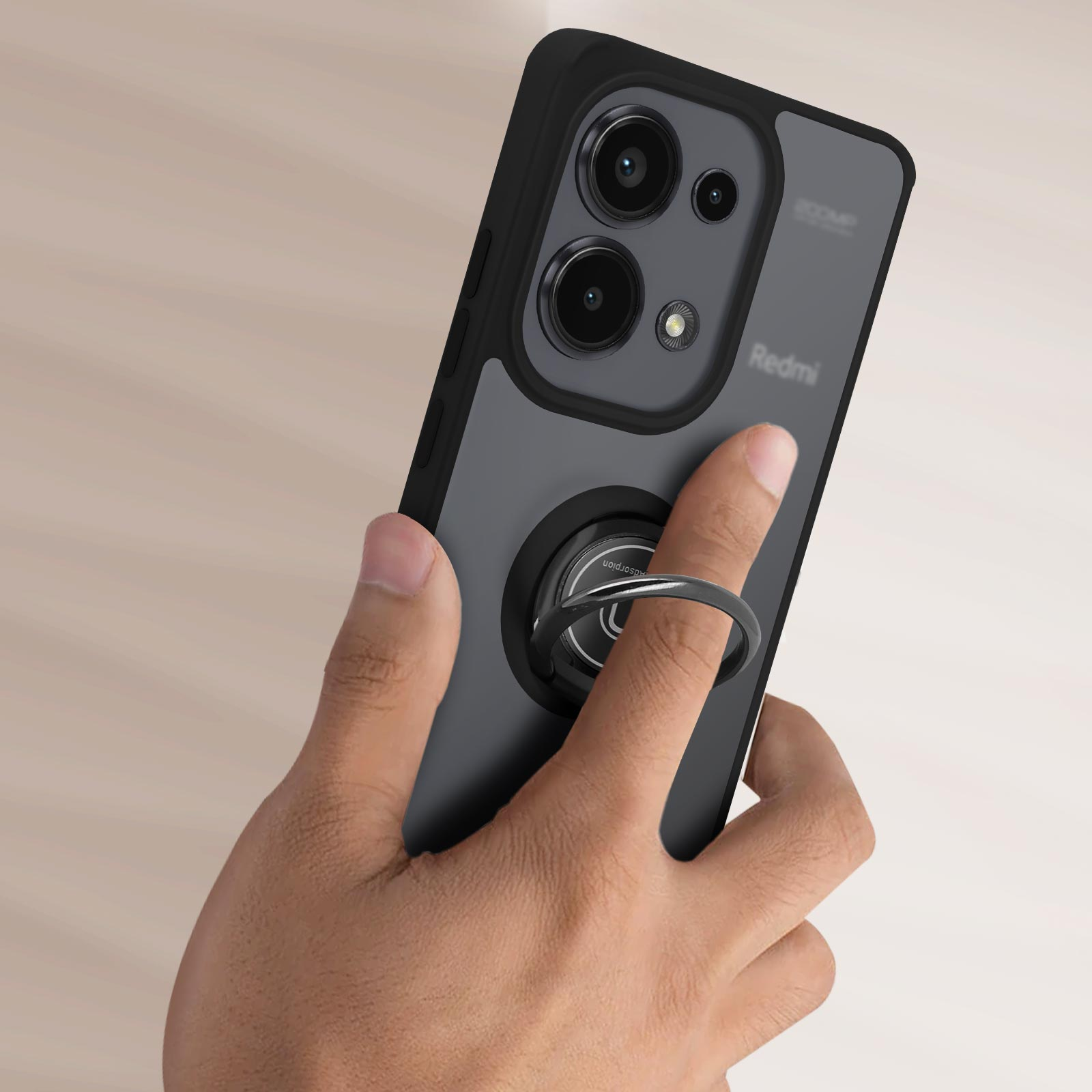 Mano che tiene una custodia per telefono nera e grigia con anello di supporto. Il telefono ha due fotocamere.