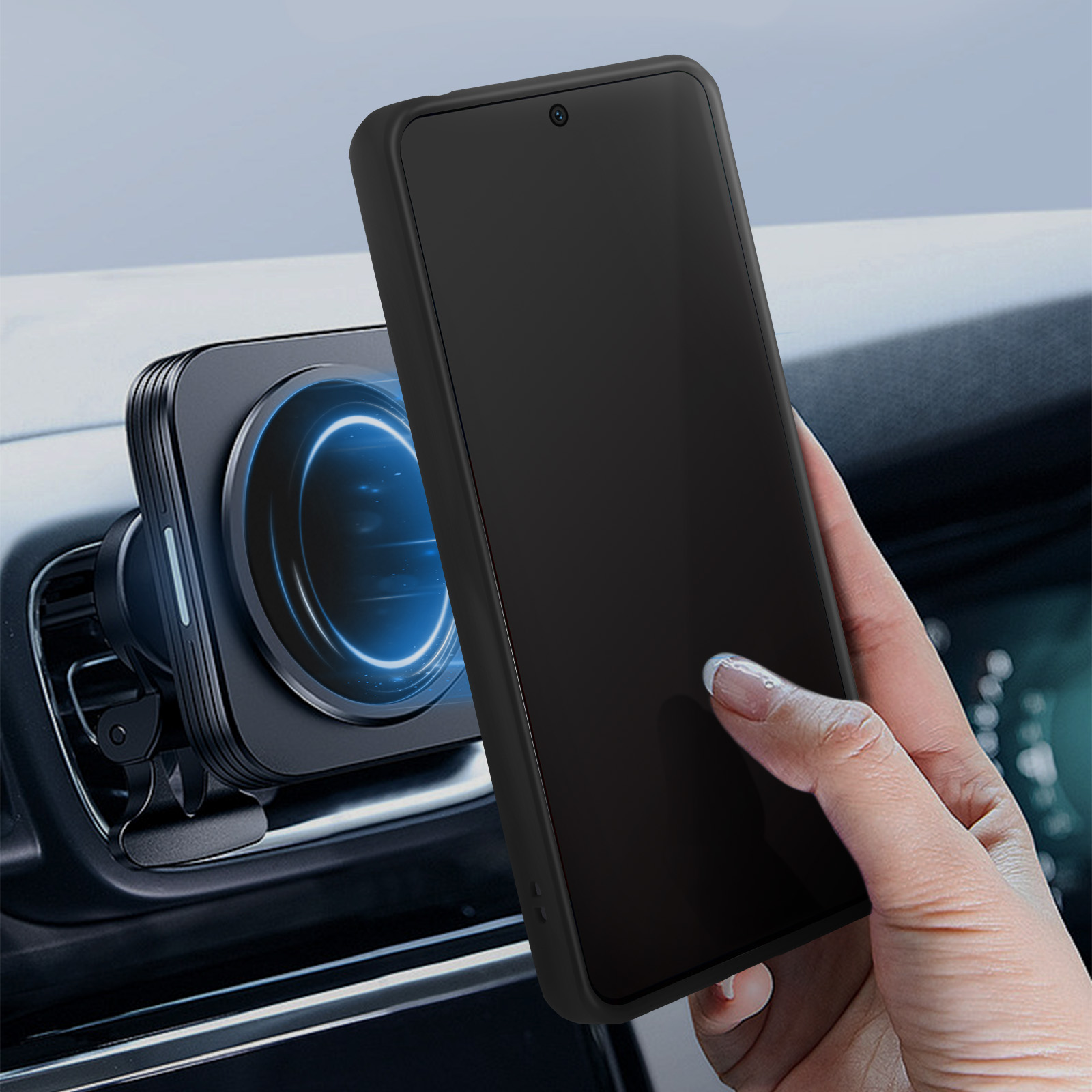 Una mano tiene un telefono nero su un caricatore in auto. Il telefono è in una custodia nera.