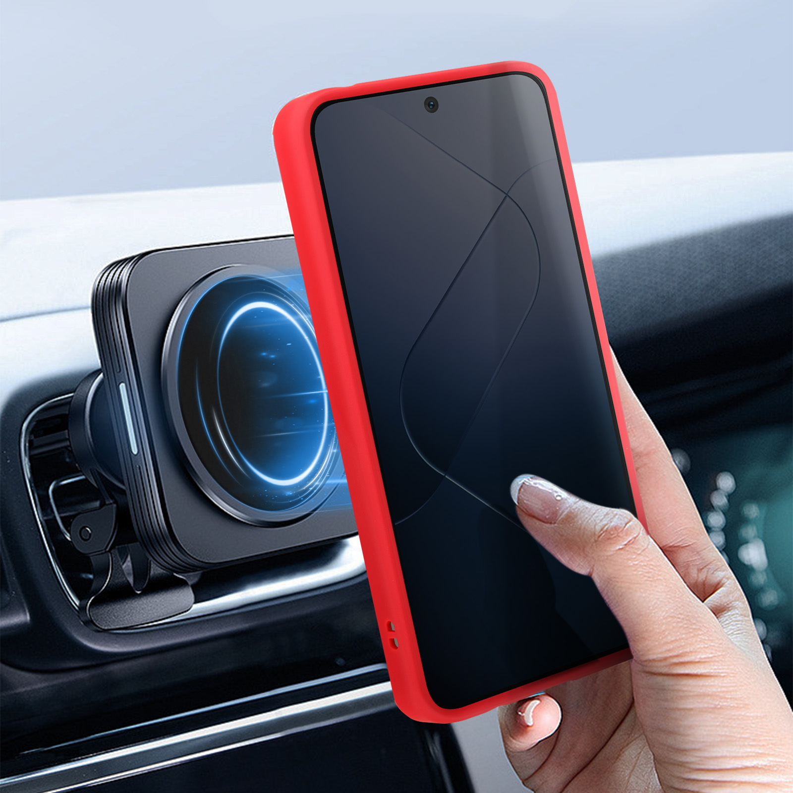 Una mano tiene un telefono con custodia rossa. Il telefono è montato in auto.