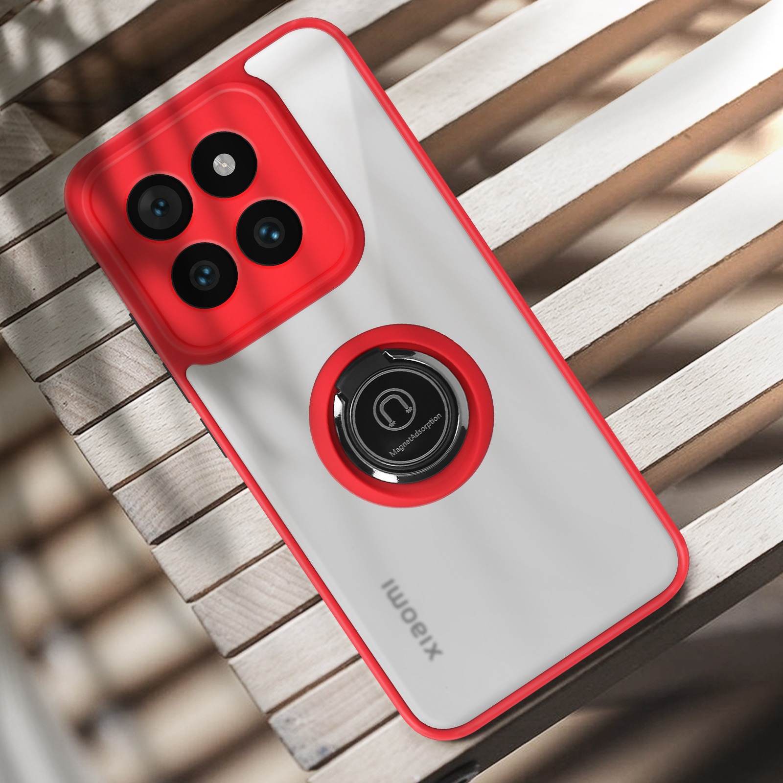 Una custodia per telefono con bordo rosso e anello di supporto. Lo sfondo è una superficie in legno.
