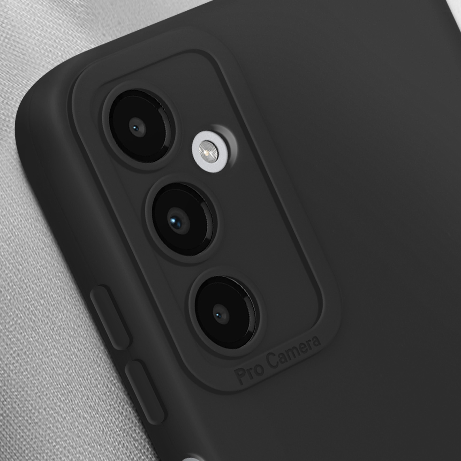 Primo piano di una custodia nera con obiettivi della fotocamera. Le parole 'Pro Camera' sono visibili.