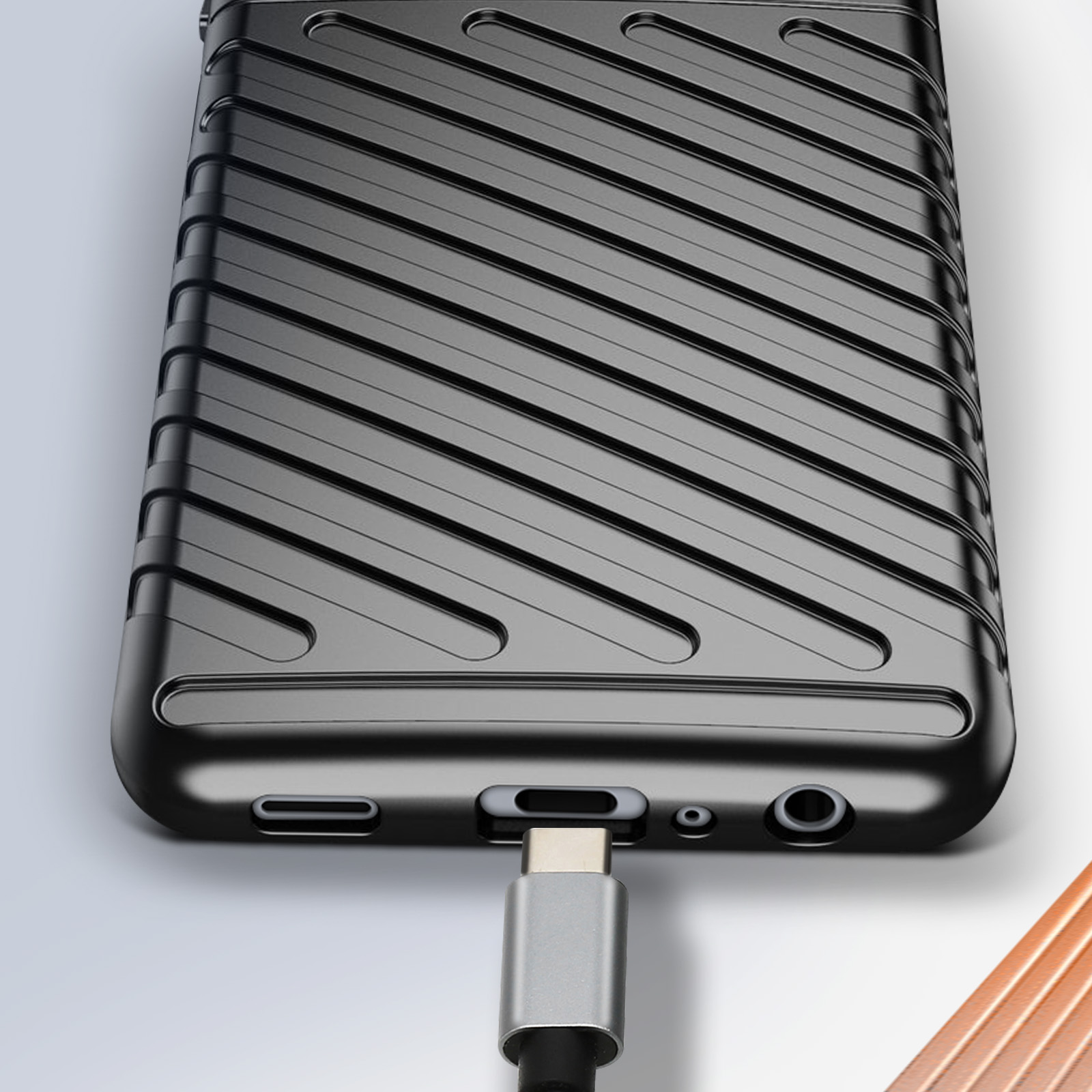 Custodia nera per telefono con scanalature e porta di ricarica USB-C.