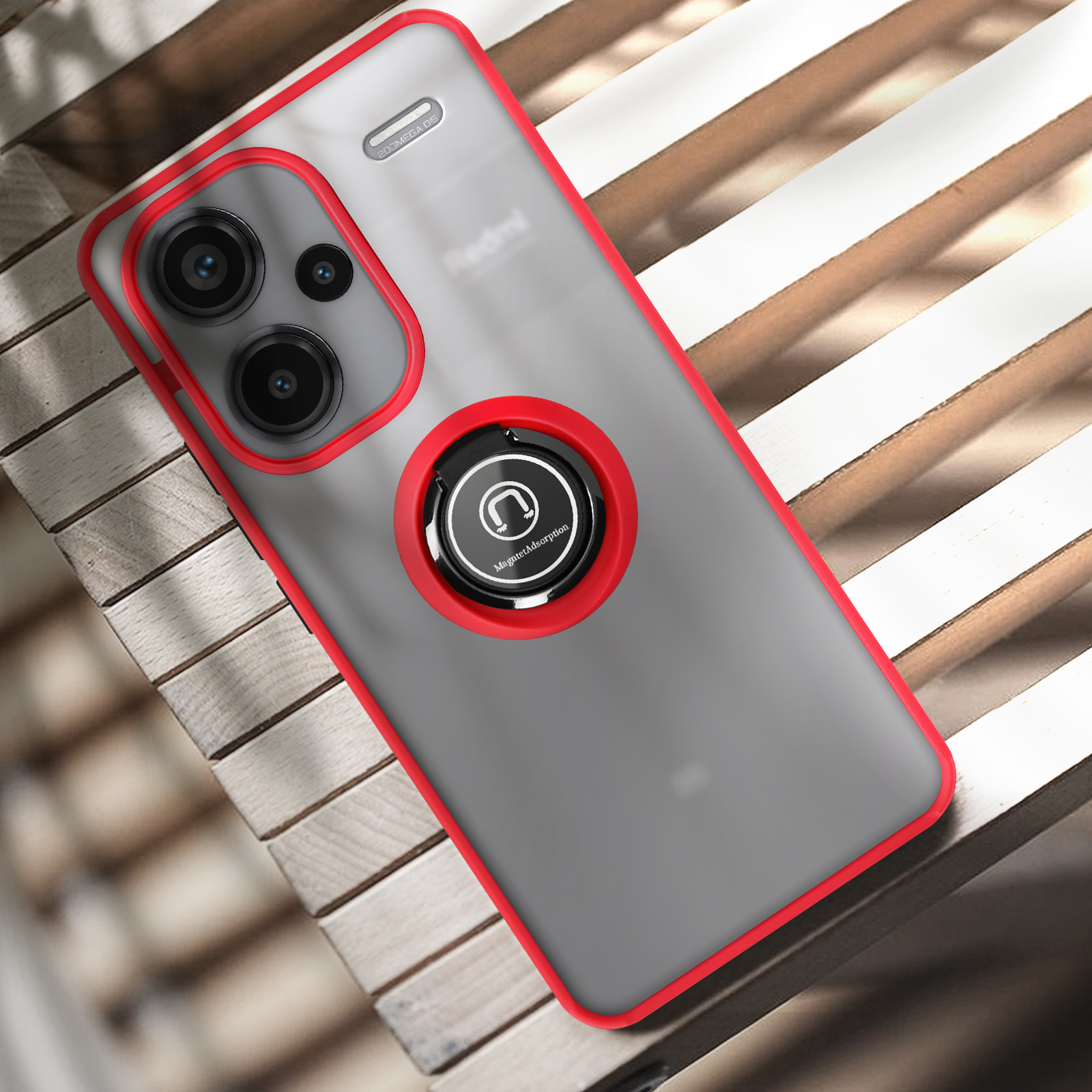 Telefono con bordo rosso e supporto ad anello. Riposa su una superficie di legno.