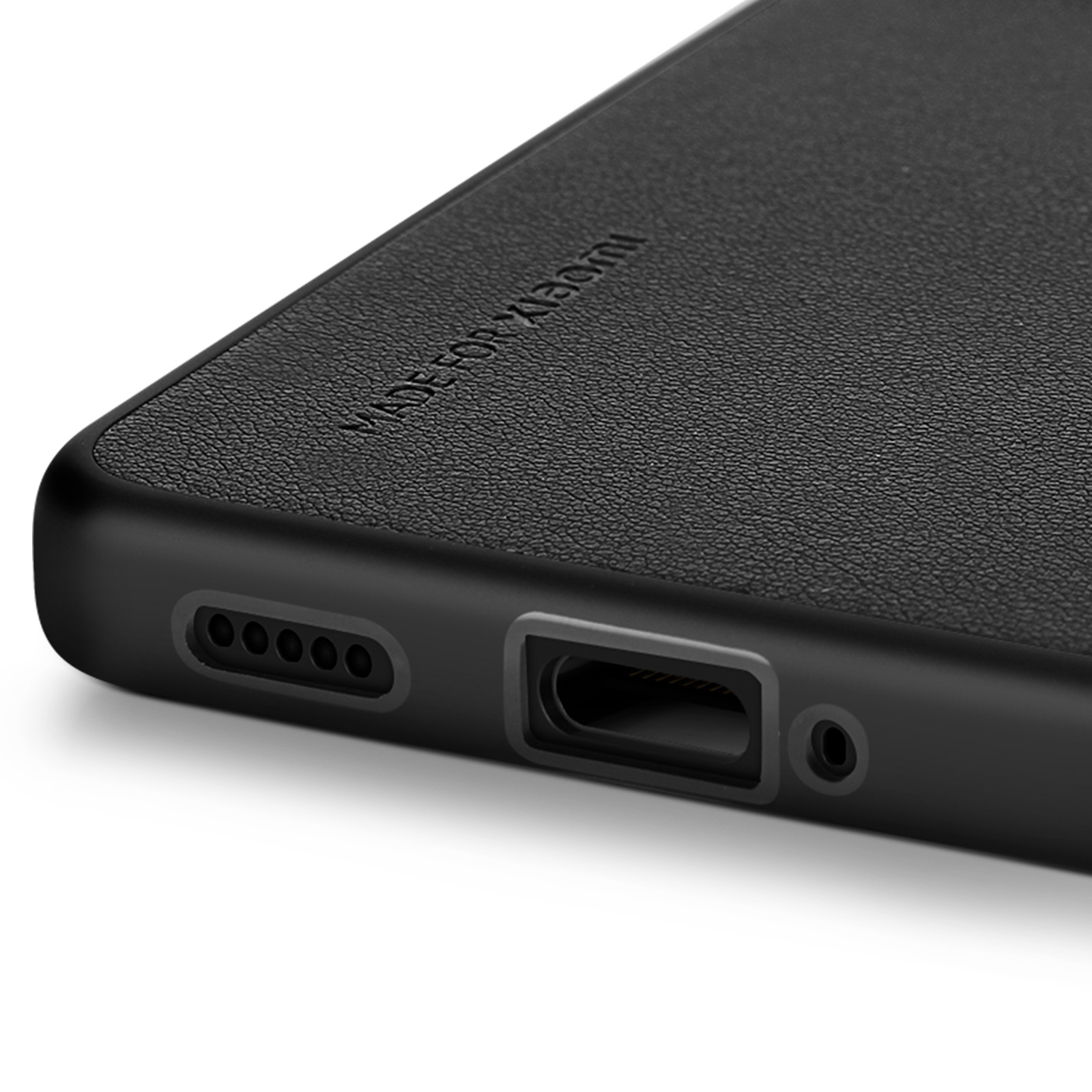 Gros plan sur une coque de téléphone noire avec port de chargement, pour Xiaomi.