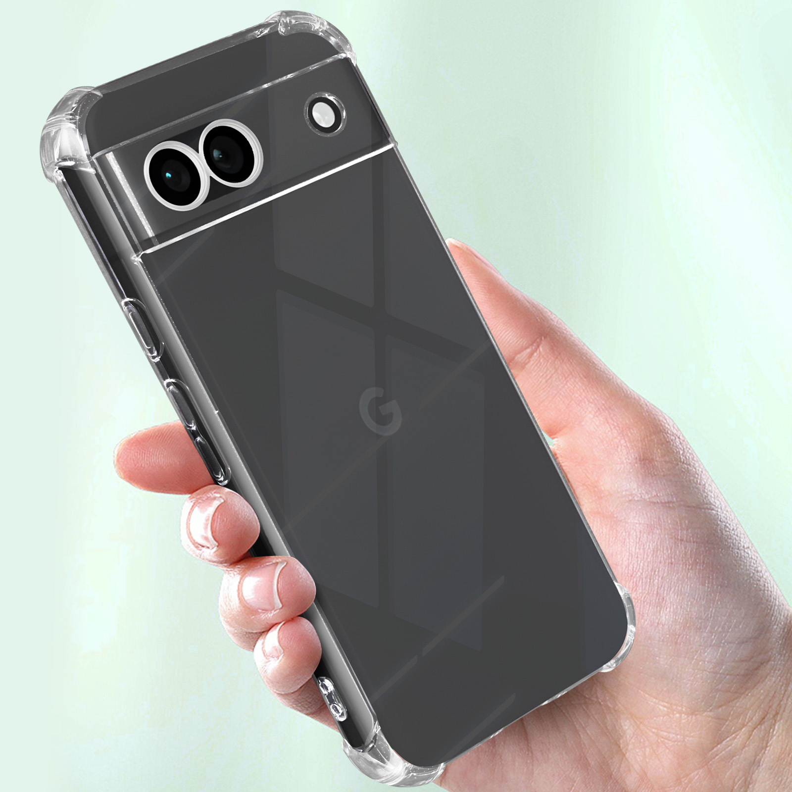 Una mano che tiene un telefono con custodia trasparente, mostrando la parte posteriore e la fotocamera.