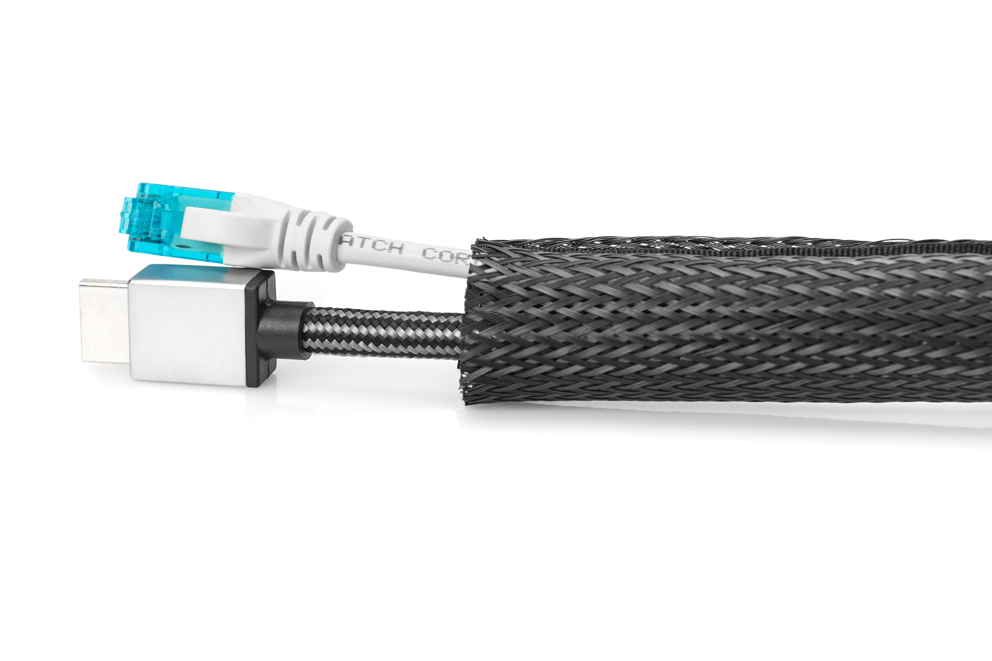 Zwei Kabel, ein USB-C und ein Netzwerkkabel, kommen aus einer schwarzen geflochtenen Kabelhülle.