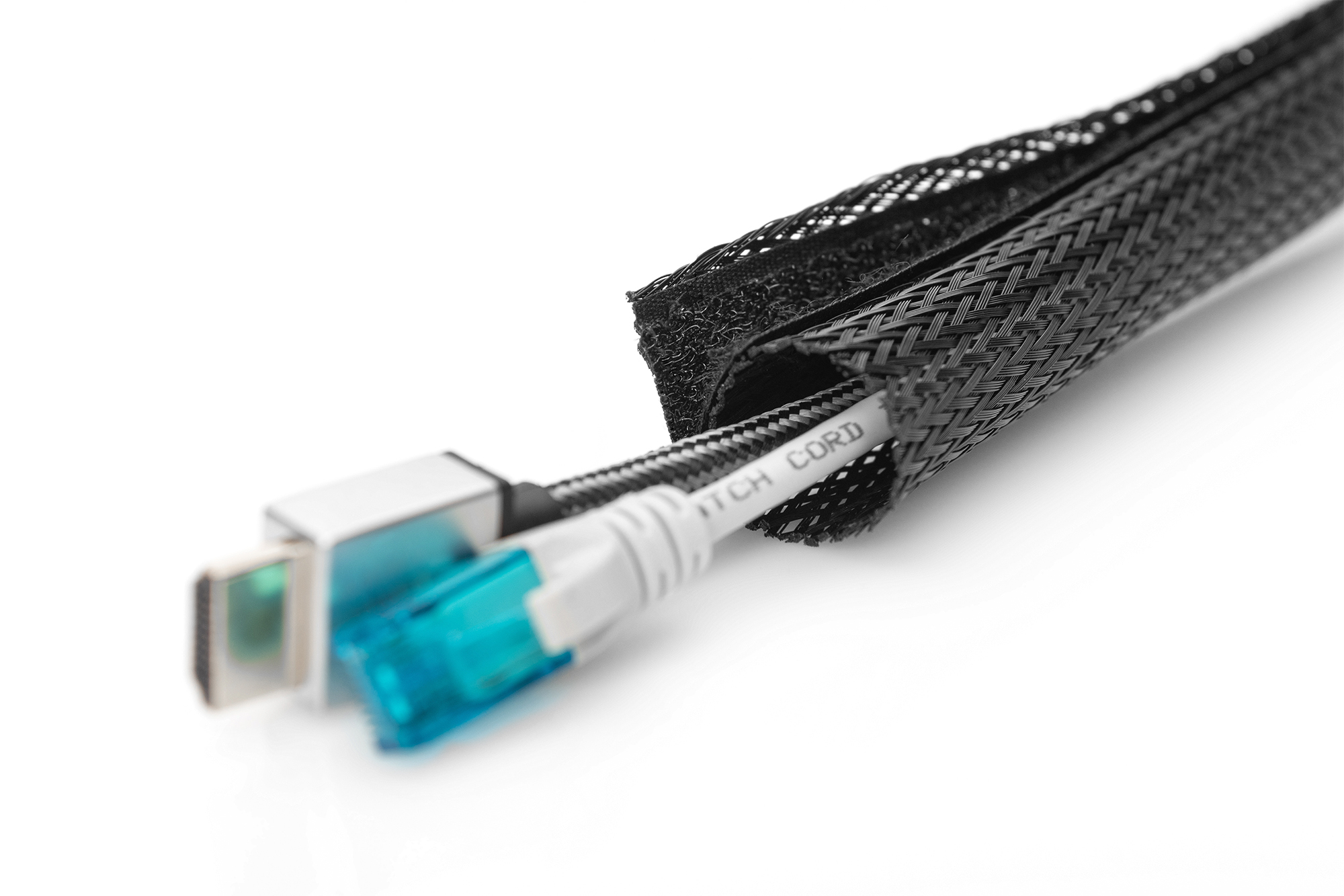Schwarze Kabelhülle mit einem HDMI- und Ethernet-Kabel darin, auf weißem Hintergrund.