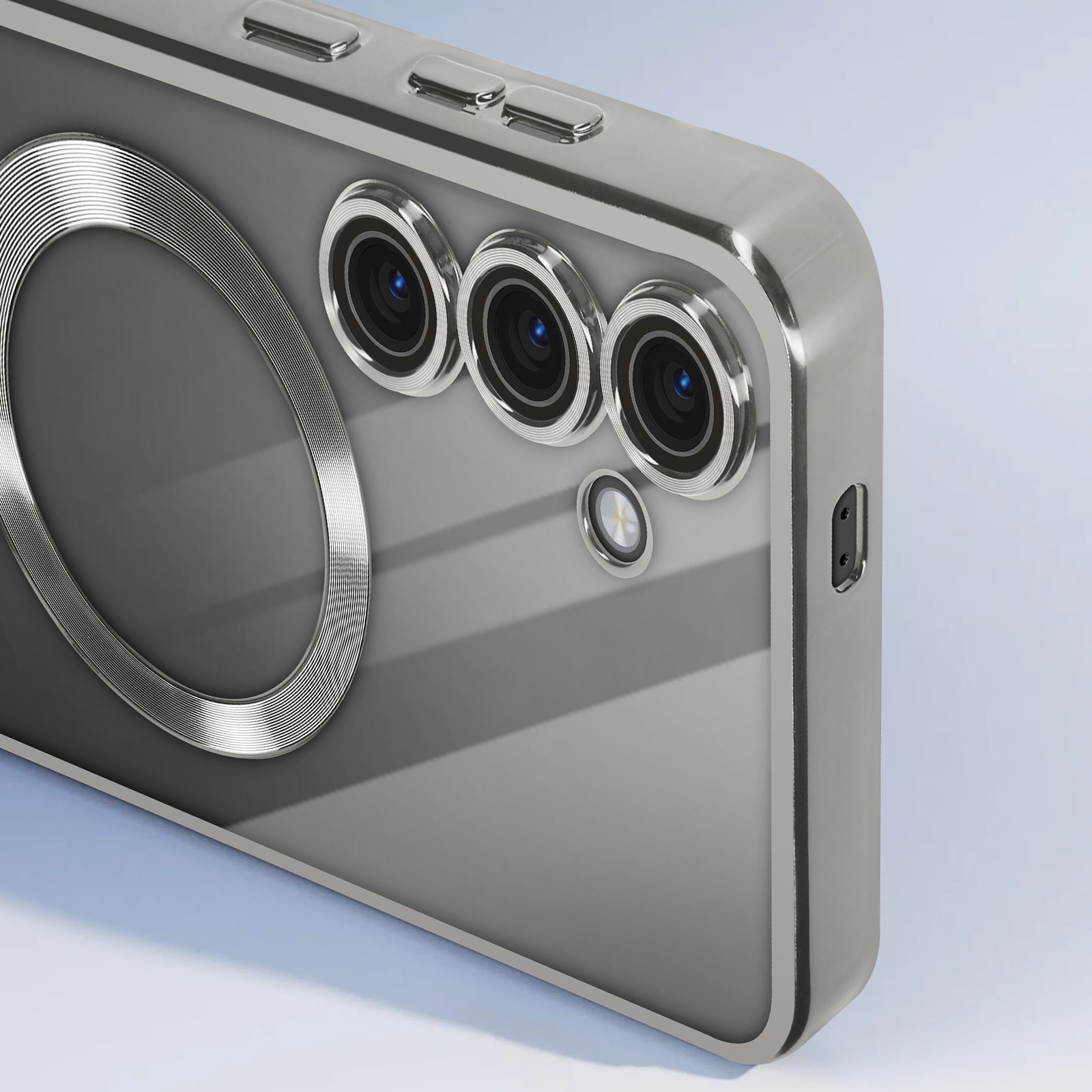 Primo piano di una custodia argentata con tre fotocamere e un cerchio MagSafe.