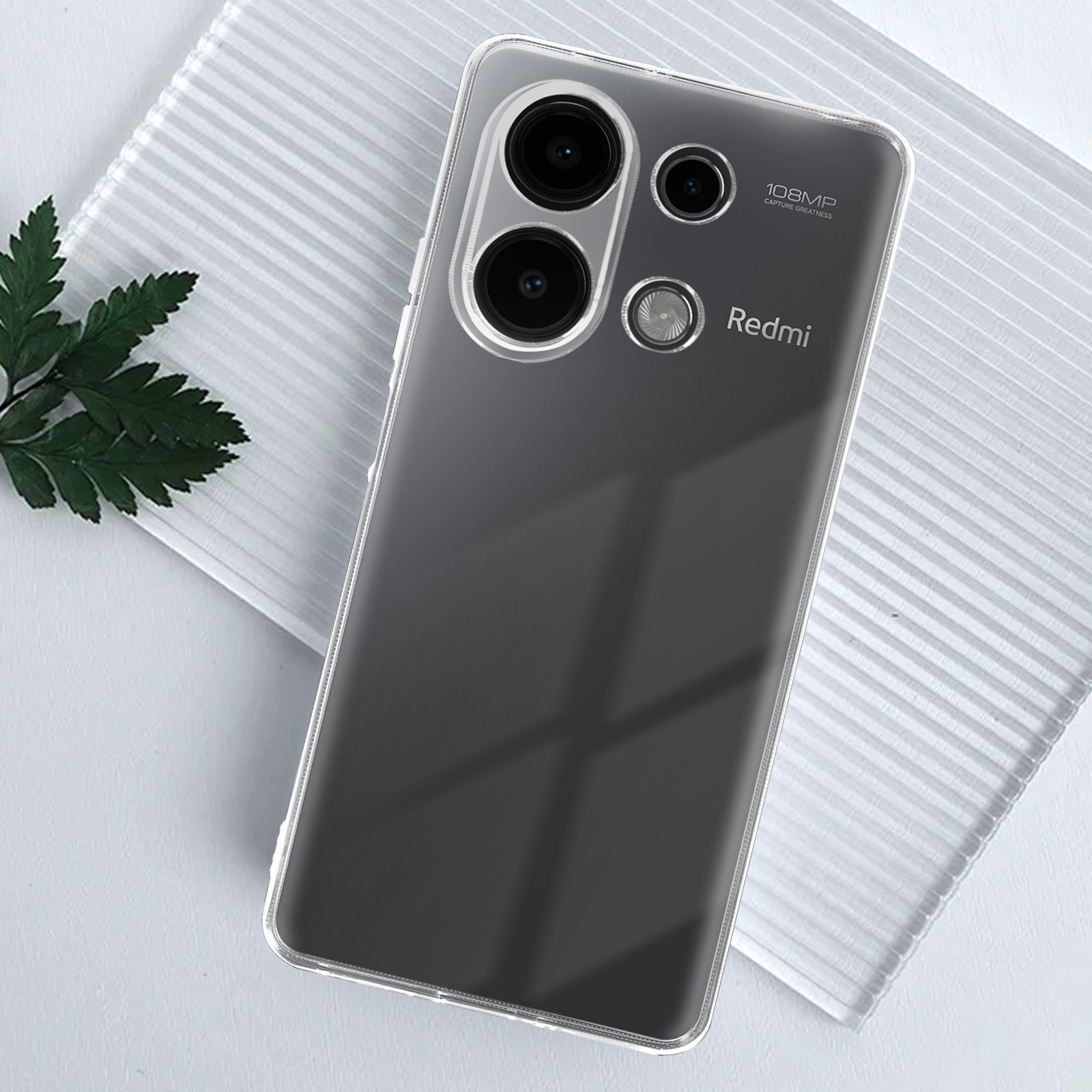 Custodia trasparente con telefono all'interno. Il telefono ha tre fotocamere ed è trasparente.