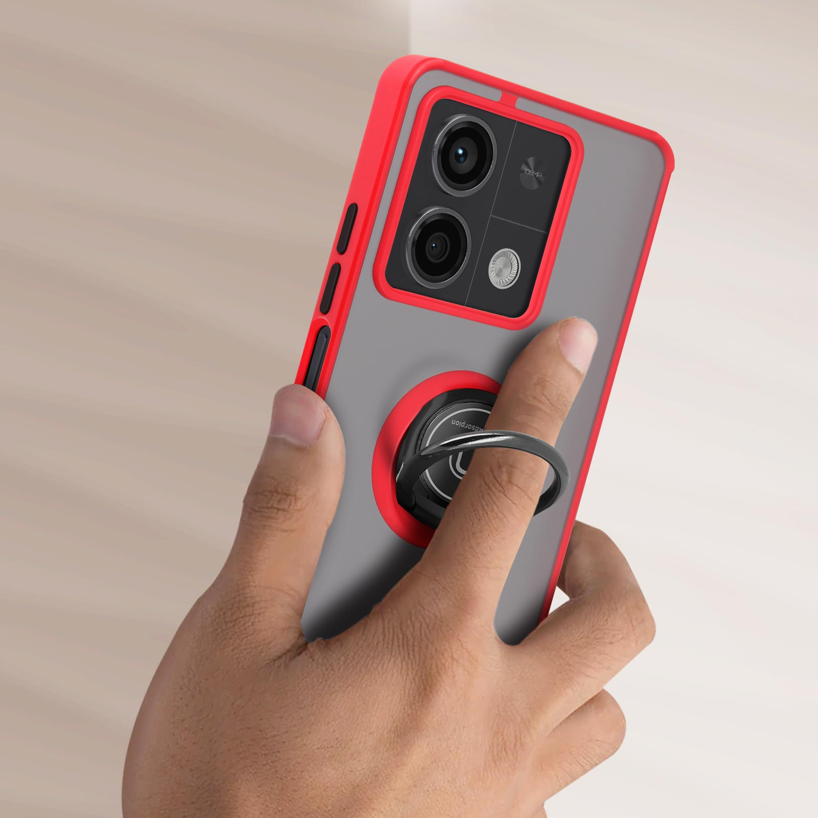 Mano che tiene un telefono con custodia rossa e grigia e un portanello nero. Lo sfondo è sfocato.