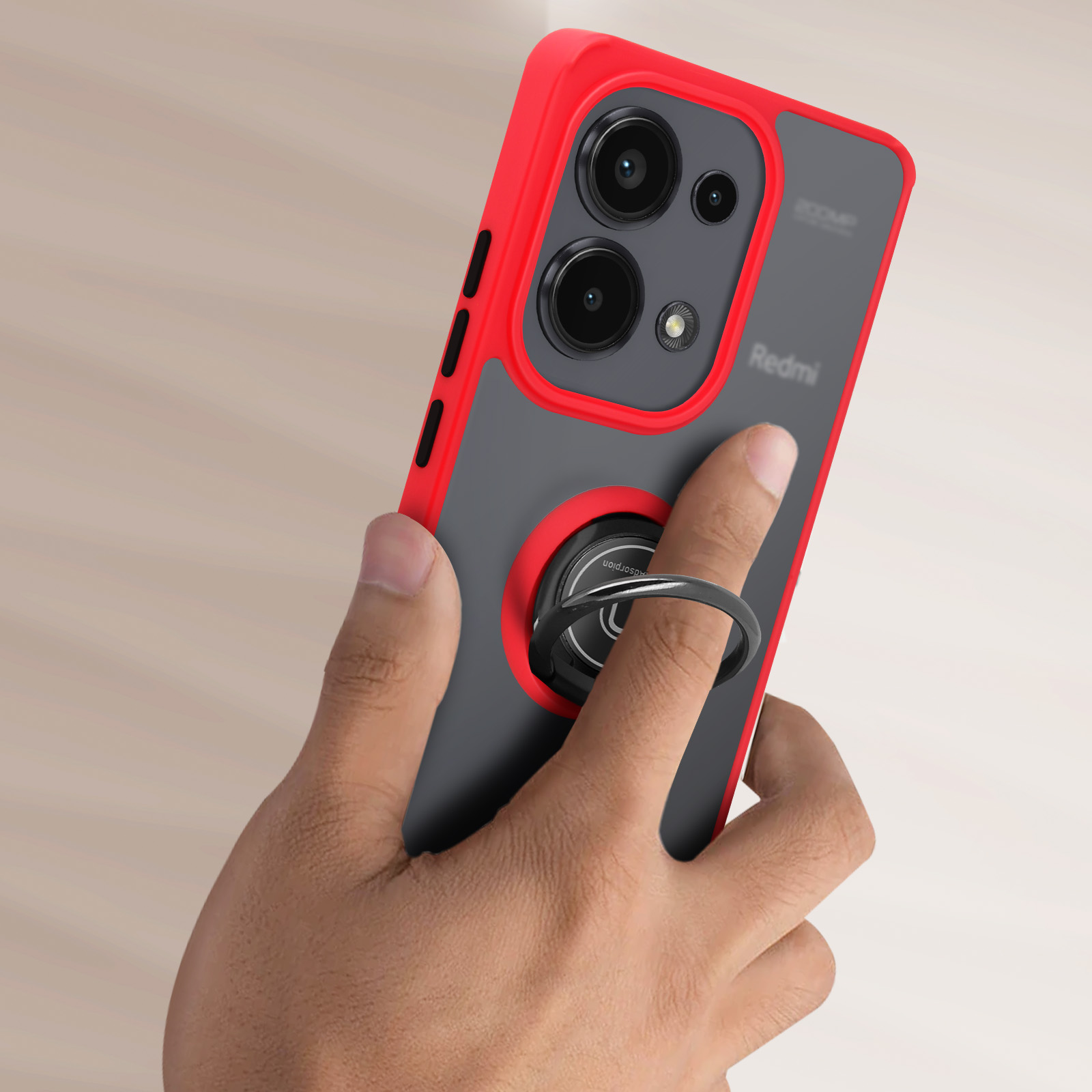 Hand, die ein Telefon hält. Das Telefon hat eine rot-graue Hülle mit einem Ringhalter. RedMi-Logo sichtbar.