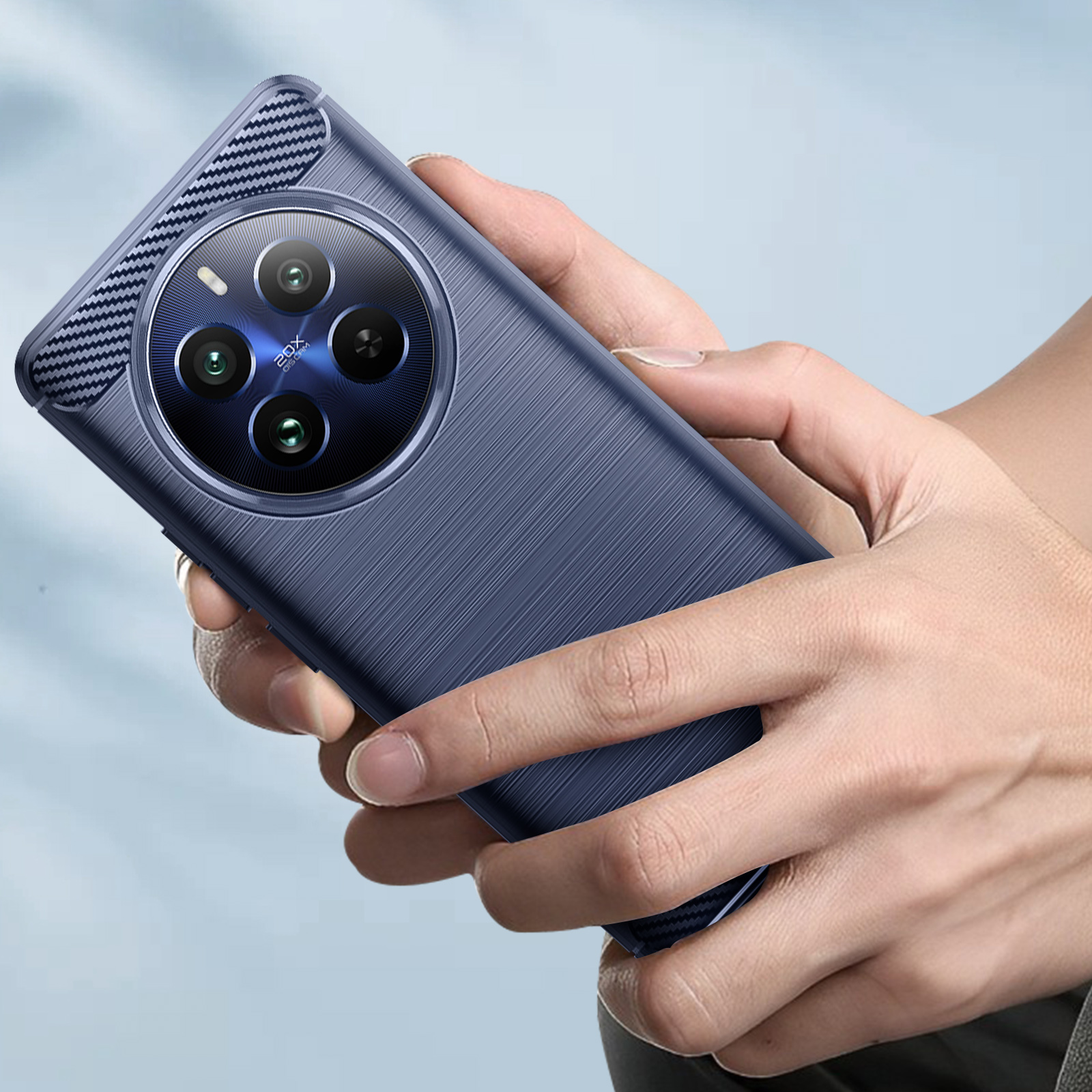 Custodia del telefono in mano. Colore blu con un design strutturato e un rigonfiamento della fotocamera.