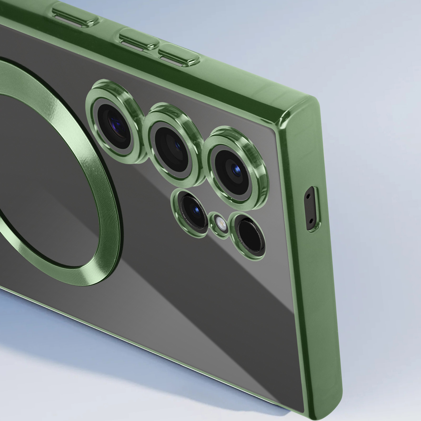Una funda verde para teléfono con tres recortes para la cámara y un anillo plateado. El teléfono es visible a través de la funda.