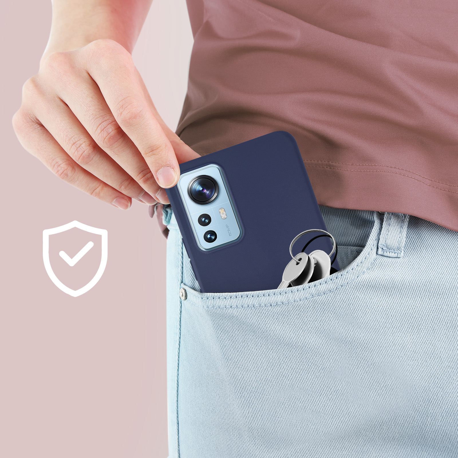 Una mano inserisce un telefono blu, con chiavi, in una tasca. Icona scudo protettivo visibile.