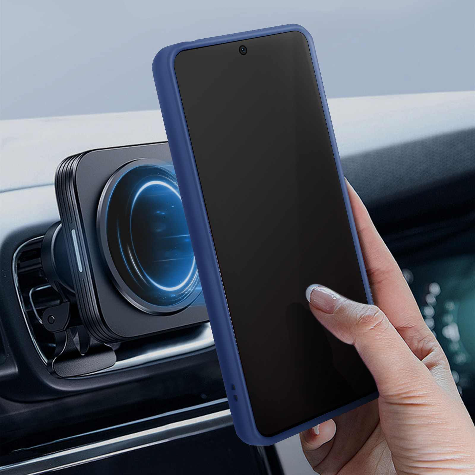 Una mano che tiene un telefono con una custodia blu. Il telefono è montato in auto.