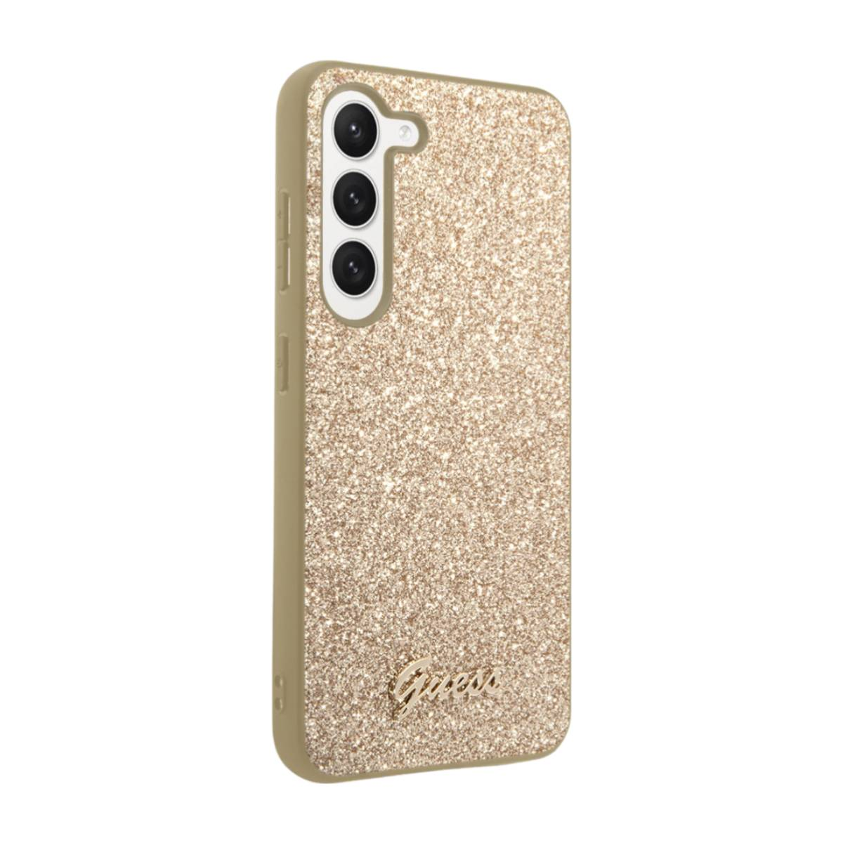 Eine goldene Glitzer-Handyhülle mit Dreifachkamera und Guess-Logo.