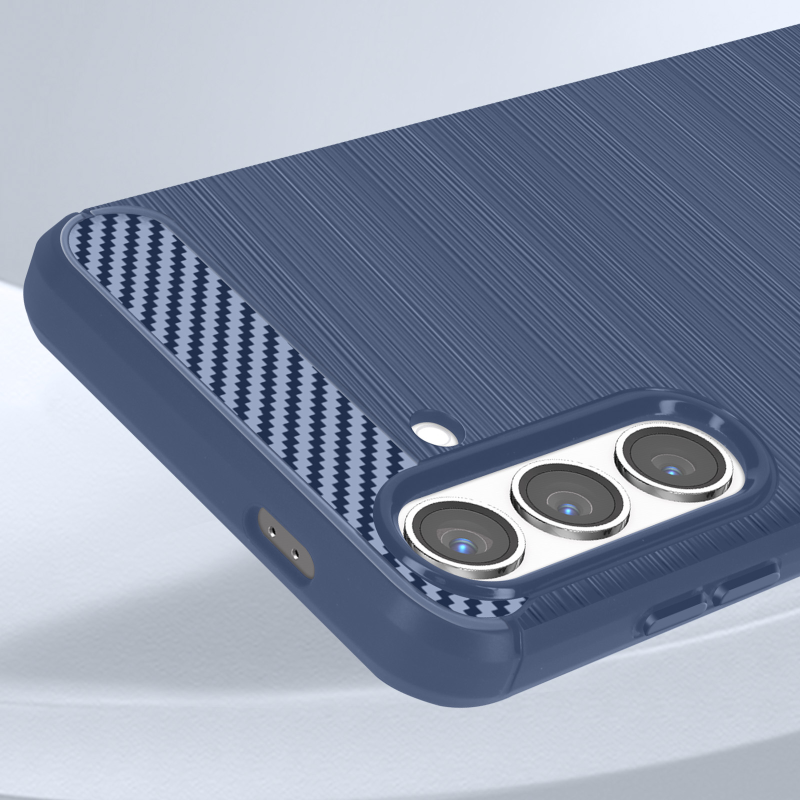 Primo piano di una custodia per telefono con superficie blu strutturata e ritaglio per tripla fotocamera. La custodia è su una superficie bianca.