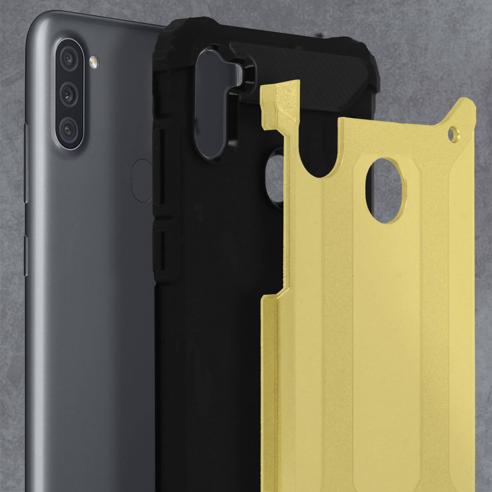 Un telefono e due custodie protettive. Una nera, una dorata. Il telefono è grigio.