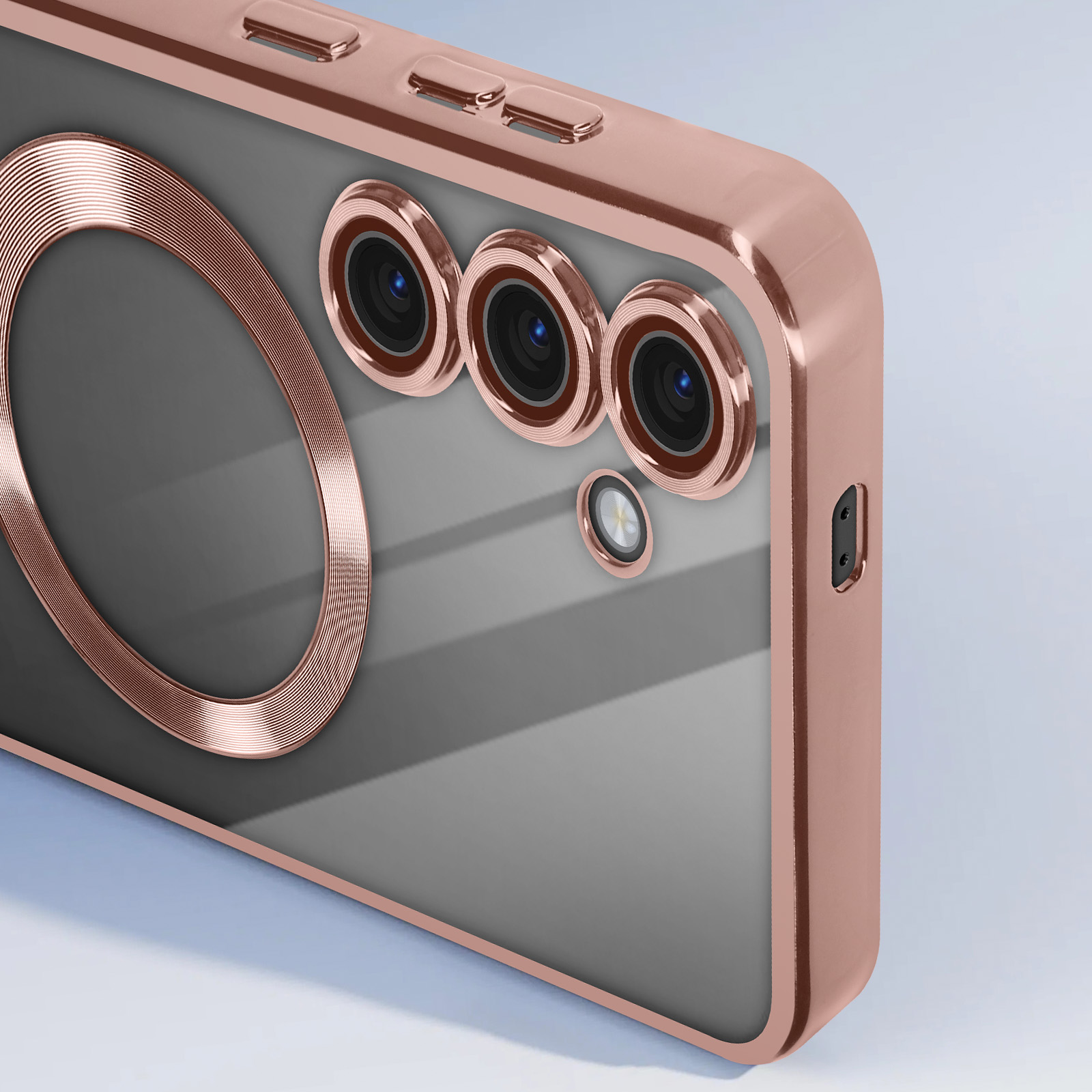Primo piano di una custodia per telefono oro rosa con tre obiettivi e un anello magnetico su uno sfondo sfumato.