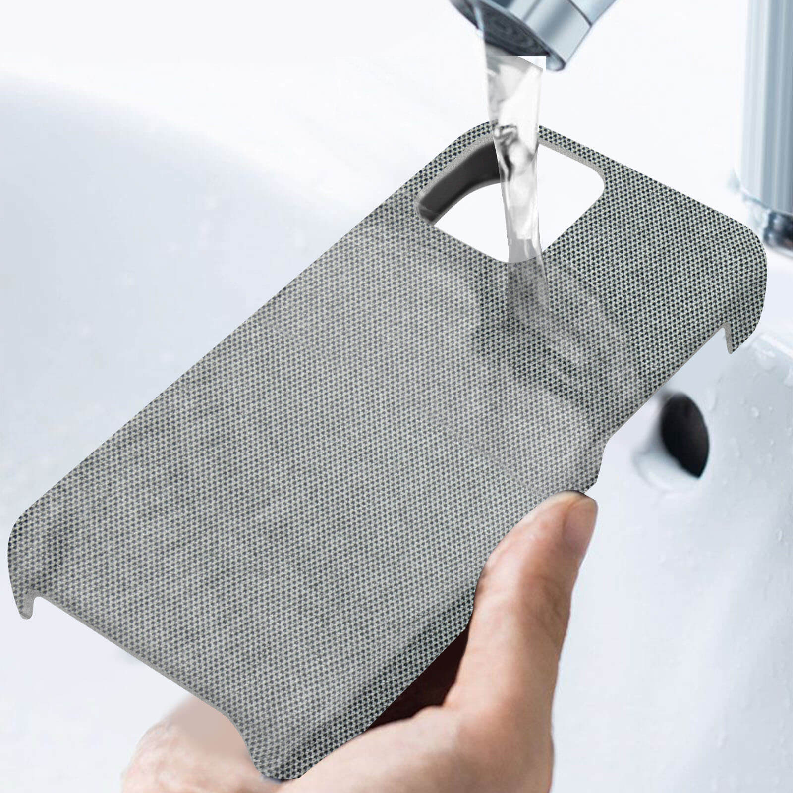 Custodia del telefono lavata sotto l'acqua. Grigio chiaro, superficie strutturata.