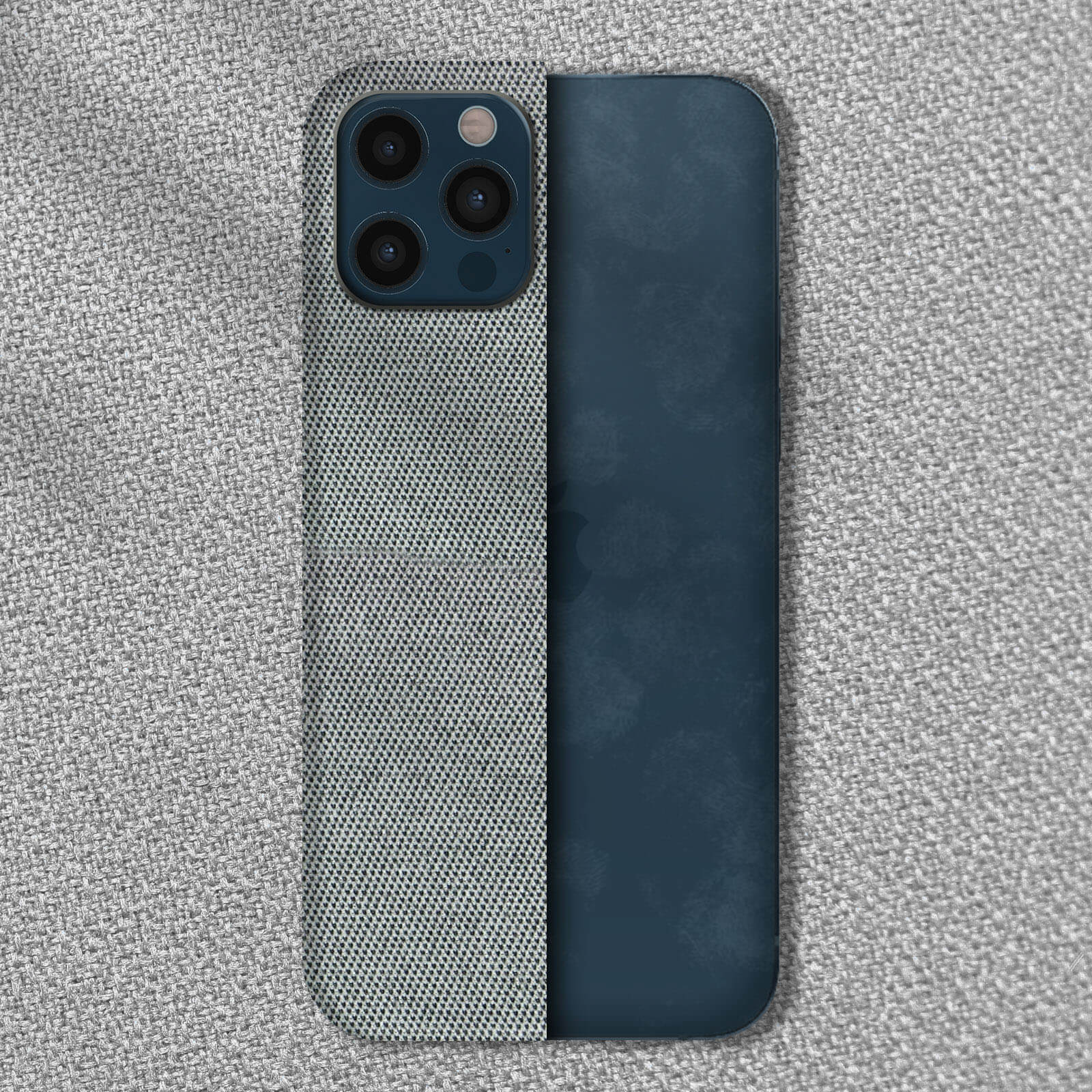 Custodia per telefono con due trame. Blu scuro e grigio. Telefono su sfondo grigio. Vista dall'alto.