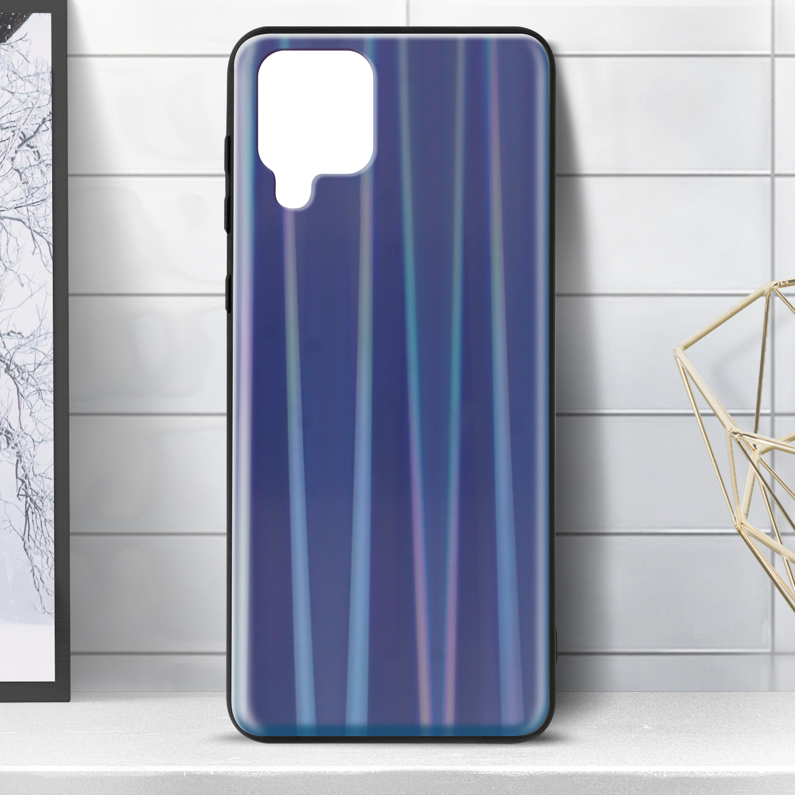 Una custodia per telefono con un motivo blu e viola. La custodia è su una superficie bianca con sfondo.