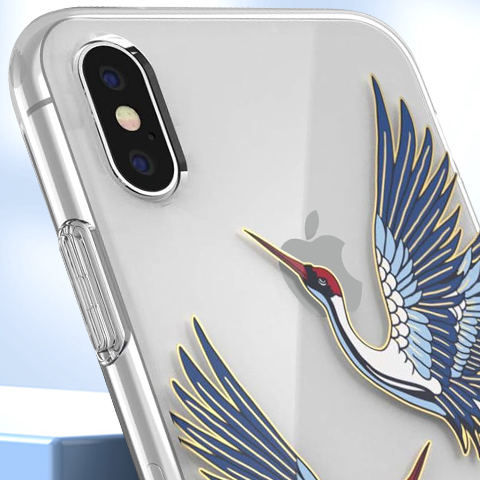 Custodia trasparente per telefono con disegno di gru. La gru è blu, rossa e oro. Logo Apple visibile.