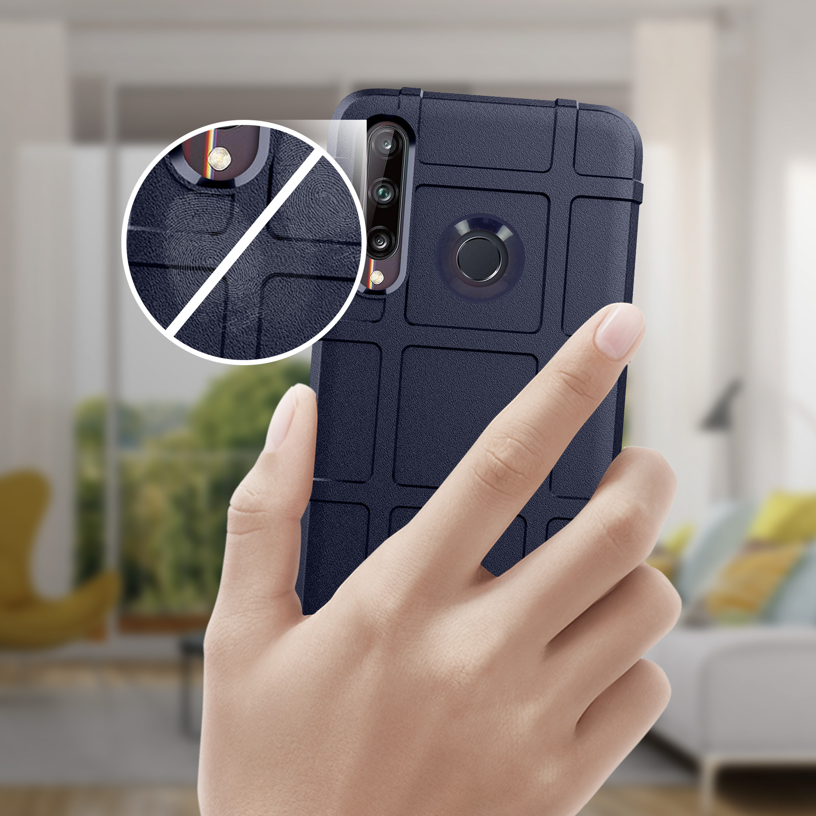 Una mano che tiene una custodia blu per telefono con un design strutturato e un primo piano della fotocamera.