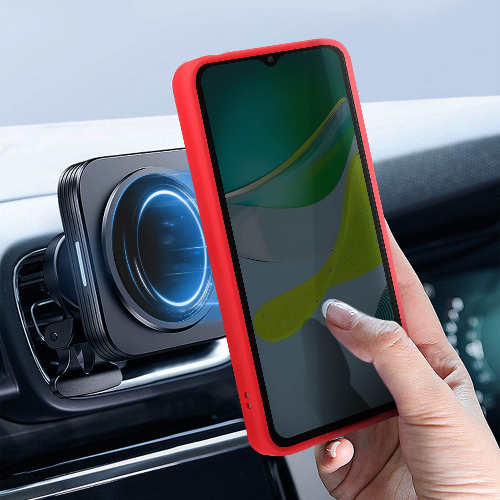 Telefono in supporto per auto. Custodia rossa. Schermo del telefono verde. Mano tocca lo schermo. Supporto nero.