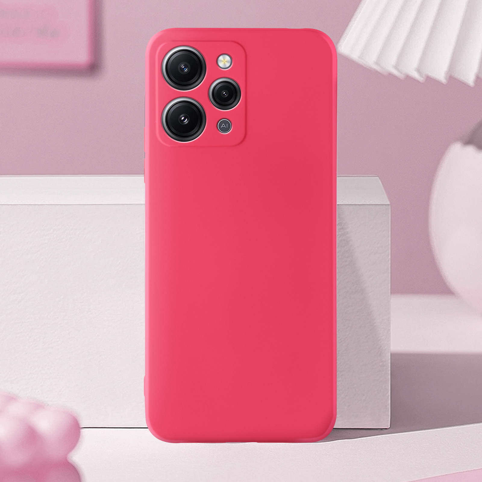 Custodia rosa con telefono, su superficie bianca.