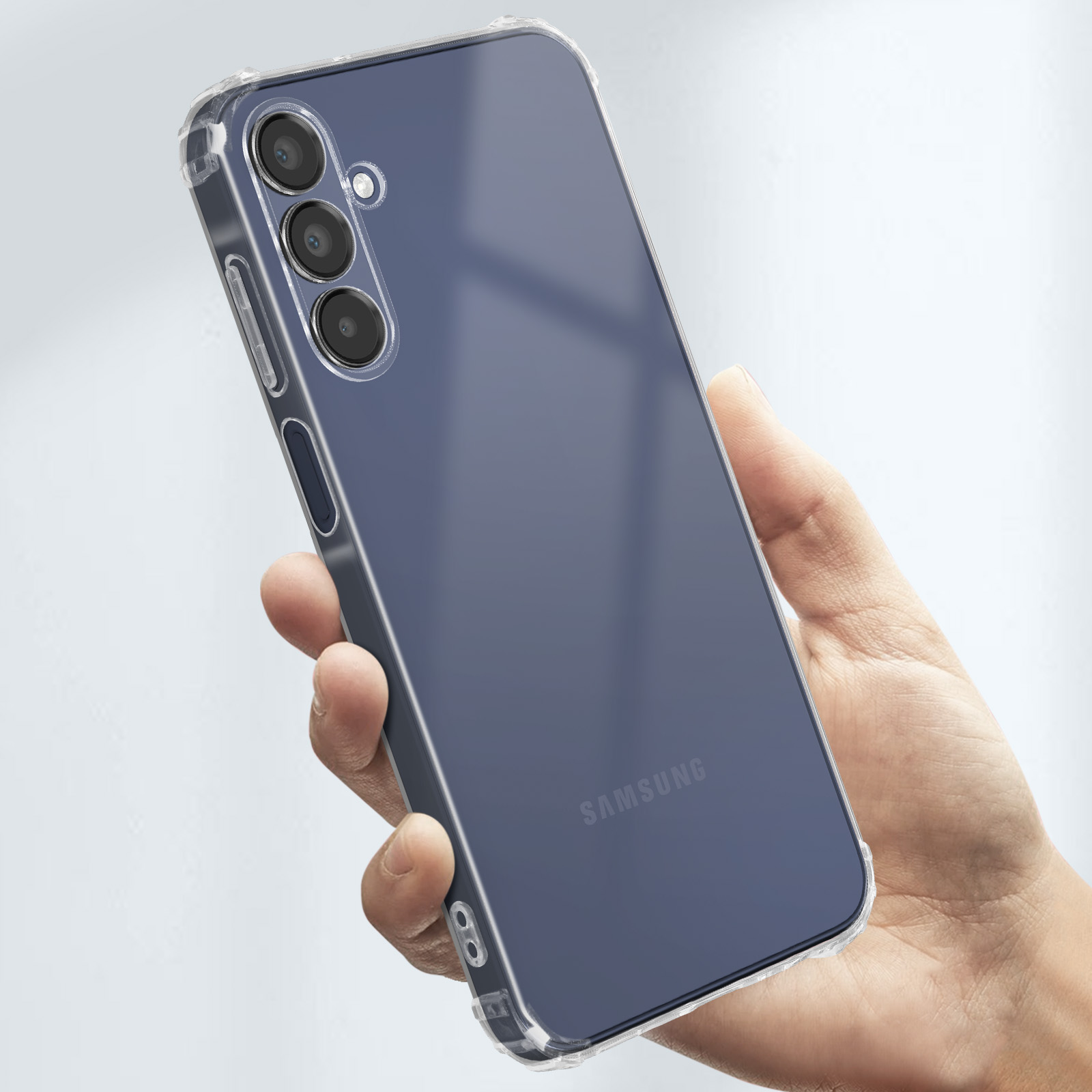 Mano che tiene una custodia trasparente per telefono, con logo Samsung, su sfondo bianco.