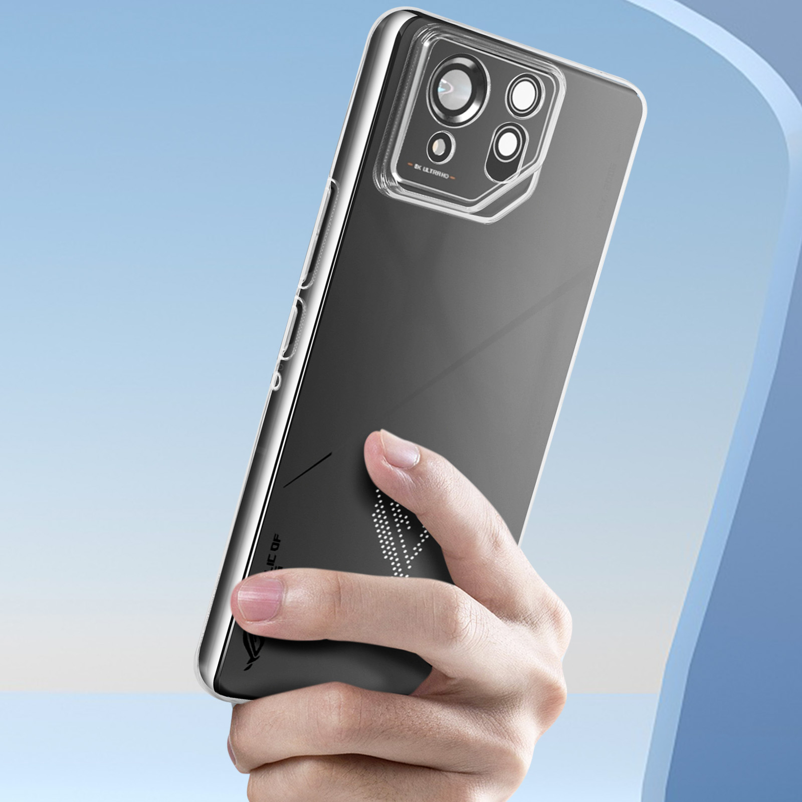 Mano che tiene una custodia trasparente per telefono. Sfondo blu.