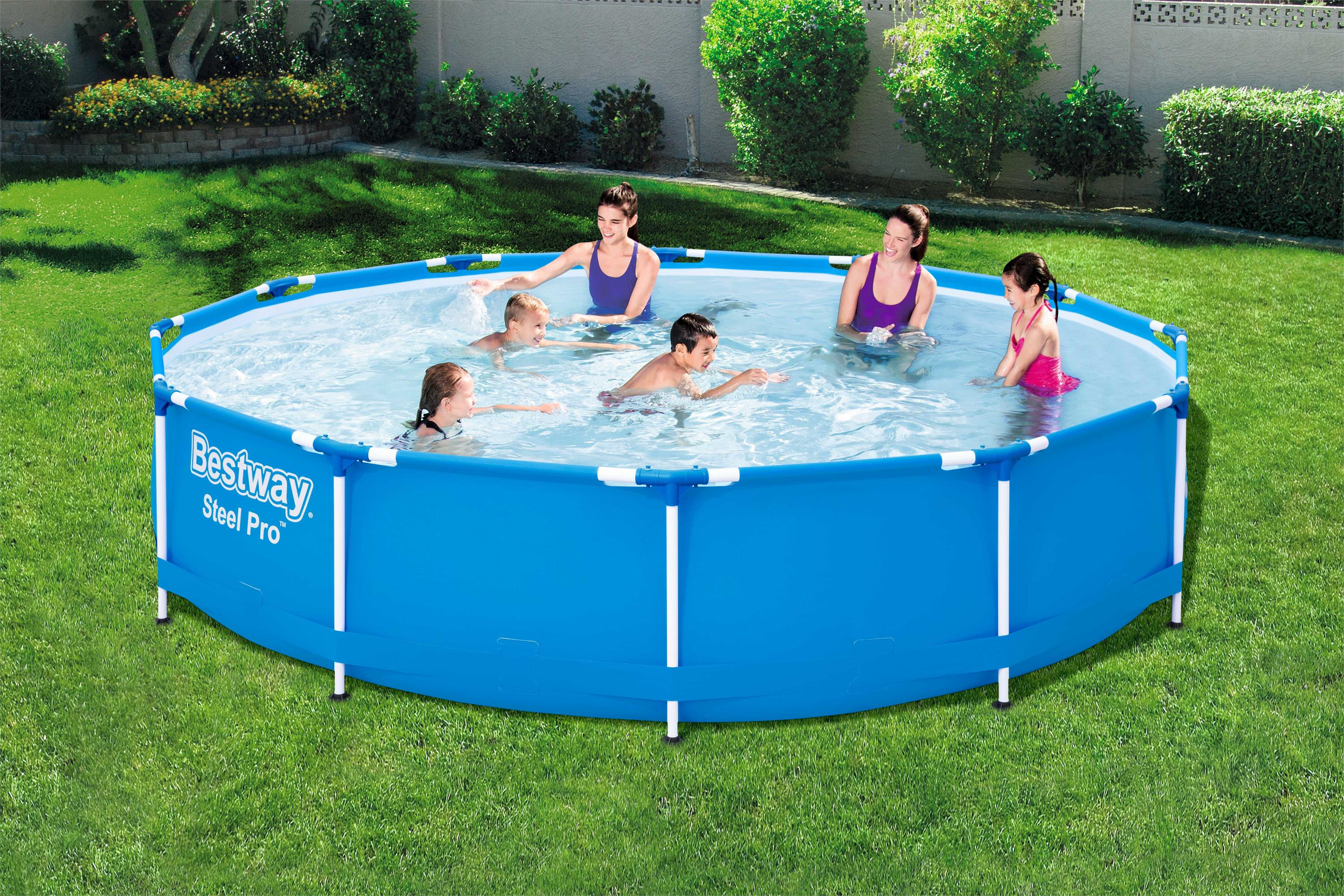 Ein blaues oberirdisches Schwimmbecken mit Personen darin. Grünes Gras umgibt das Becken.