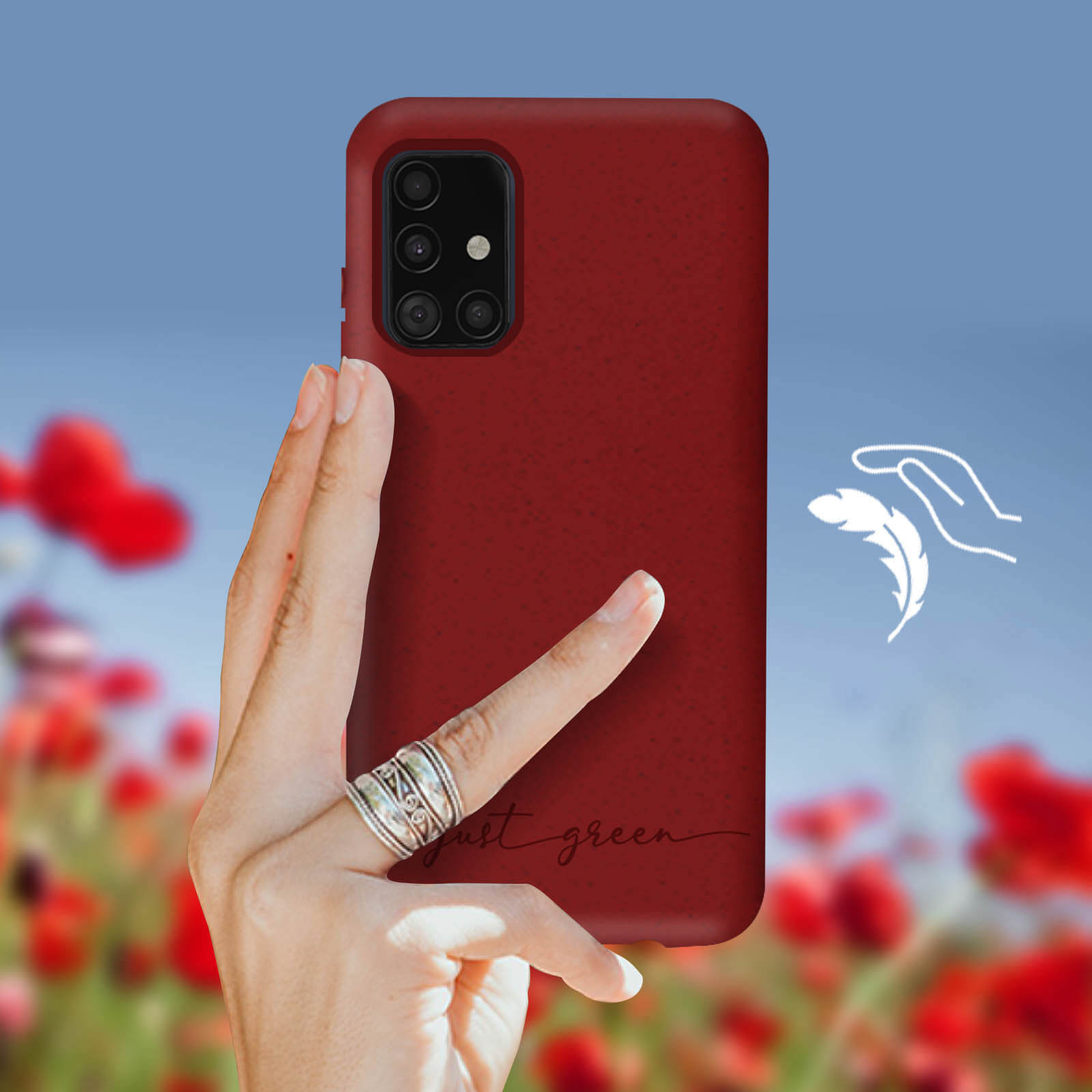 Una mano che tiene una custodia per telefono marrone. Viene visualizzata anche una grafica a forma di piuma.