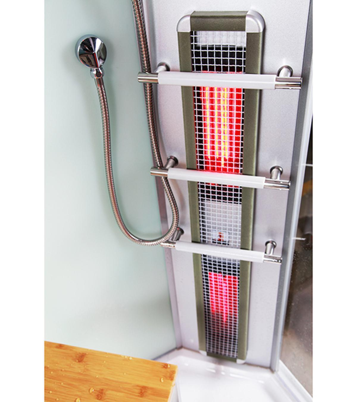 Ein Dusch-Spa mit rot beleuchtetem Heizpaneel. Silberner Duschkopf und Armaturen sichtbar.