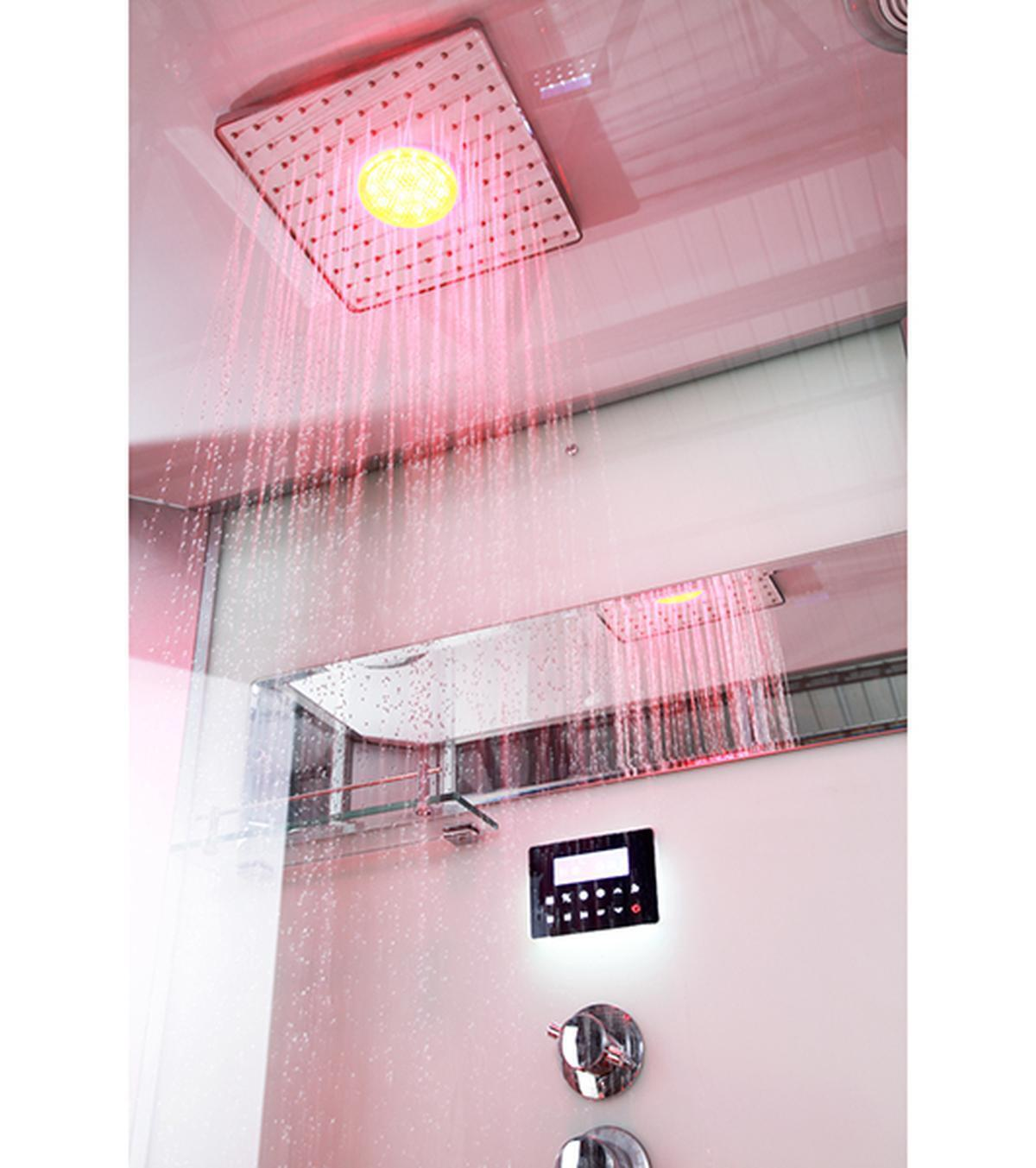 Duschkopf mit rosa Wasserfluss. Bedienfeld an der Wand. Chromarmaturen sichtbar.