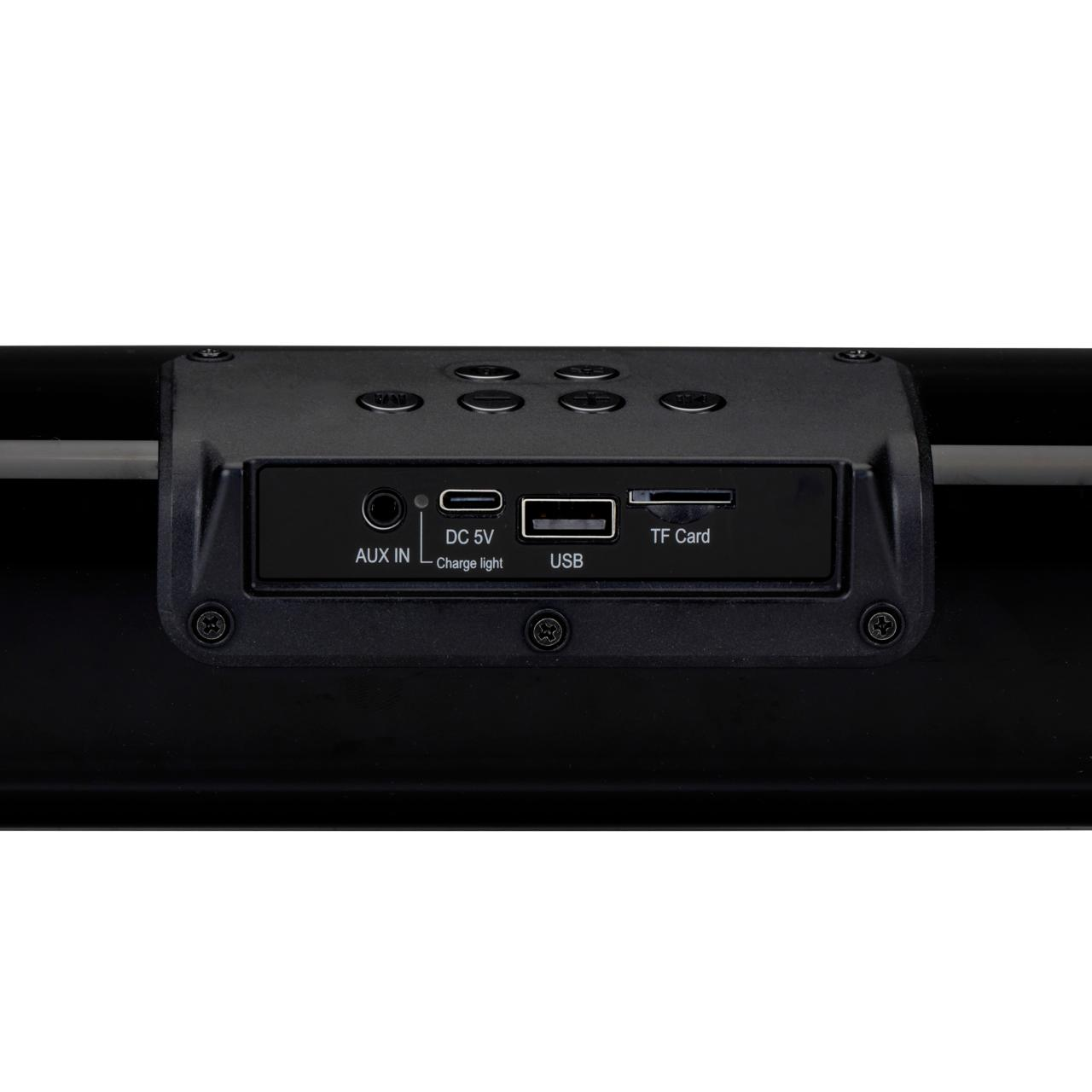 Close-up van een zwart audioapparaat met ingangspoorten en een USB-poort, witte achtergrond.