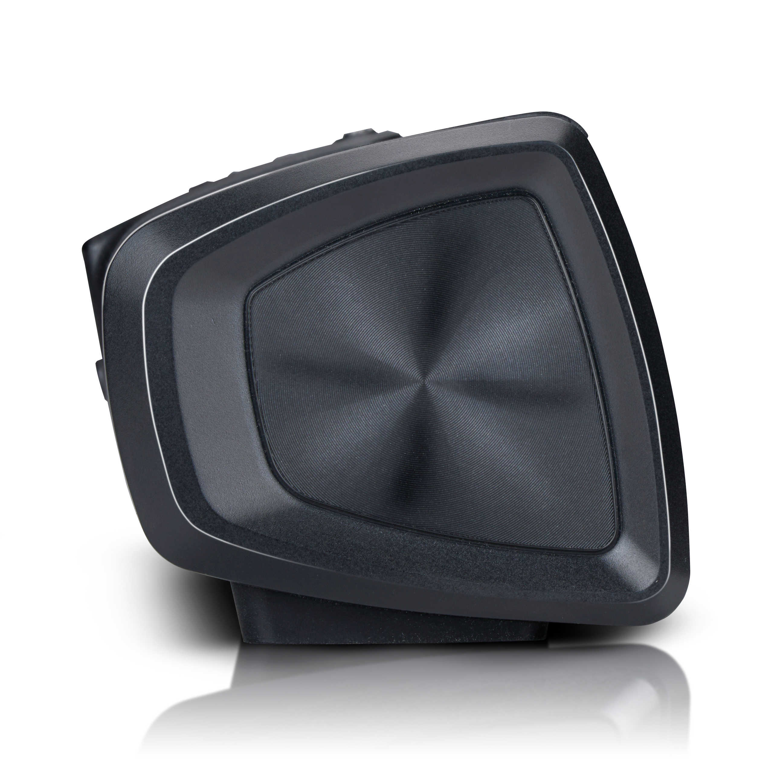 Zwarte speaker met een metalen middenstuk. De speaker staat op een witte ondergrond.