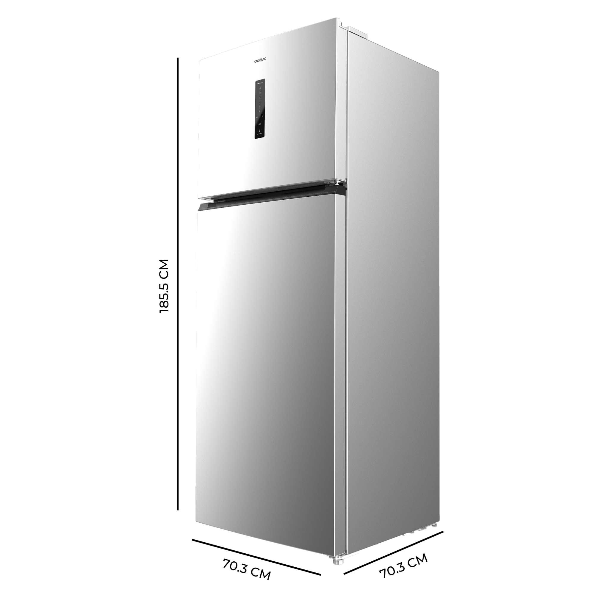 Refrigerador blanco y plateado con dimensiones. El fondo es blanco. El refrigerador tiene dos puertas.