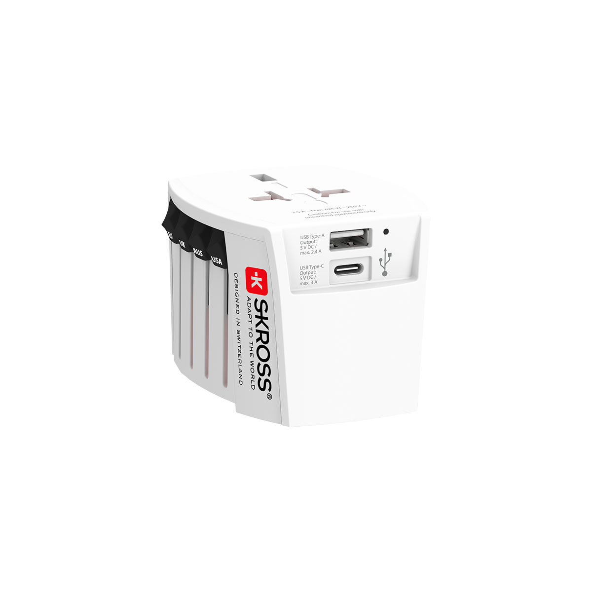 Un adattatore da viaggio bianco con più tipi di spina e porte USB. Il marchio è SKROSS.