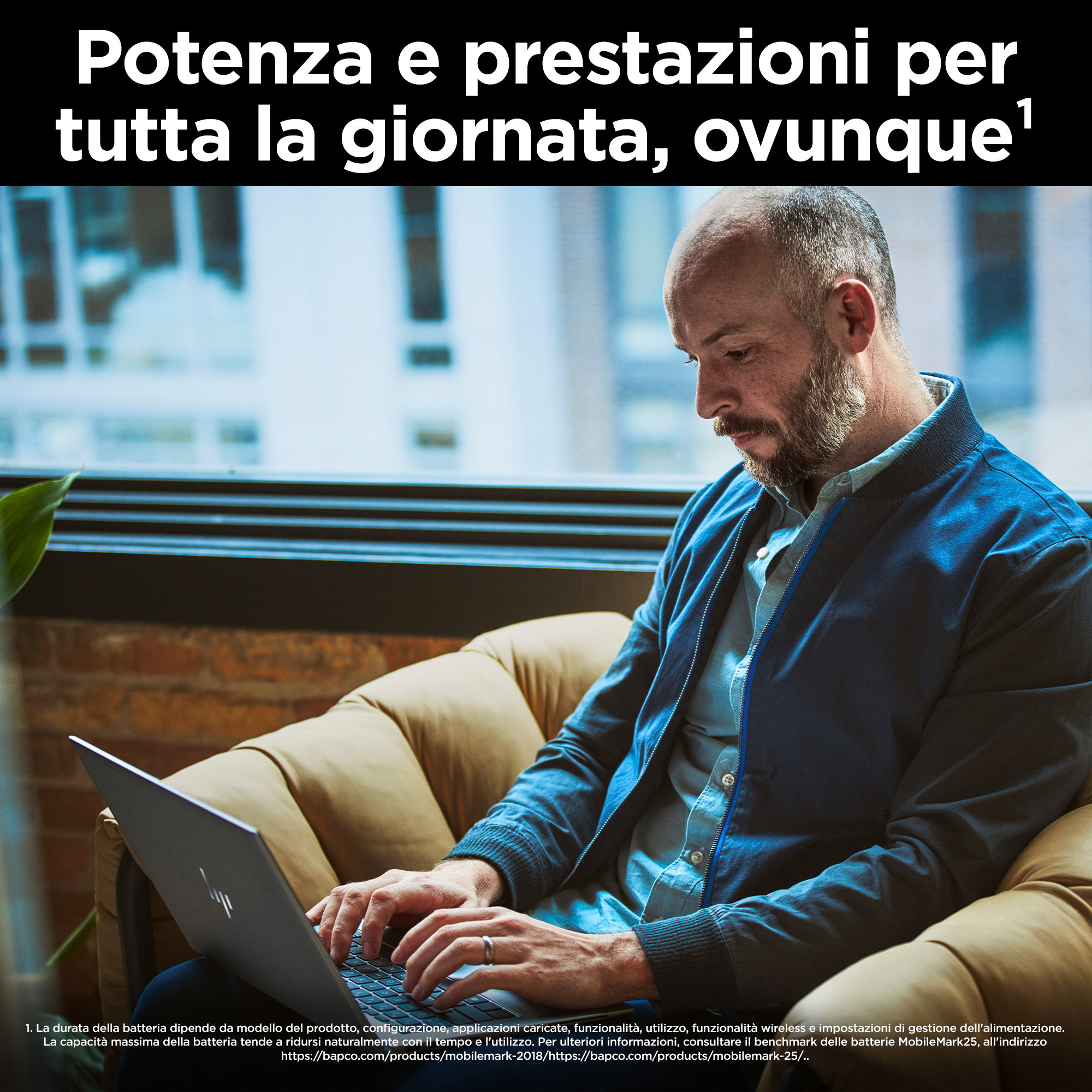 Uomo che lavora su un laptop, seduto su un divano. Testo: Potenza e prestazioni per tutta la giornata, ovunque.