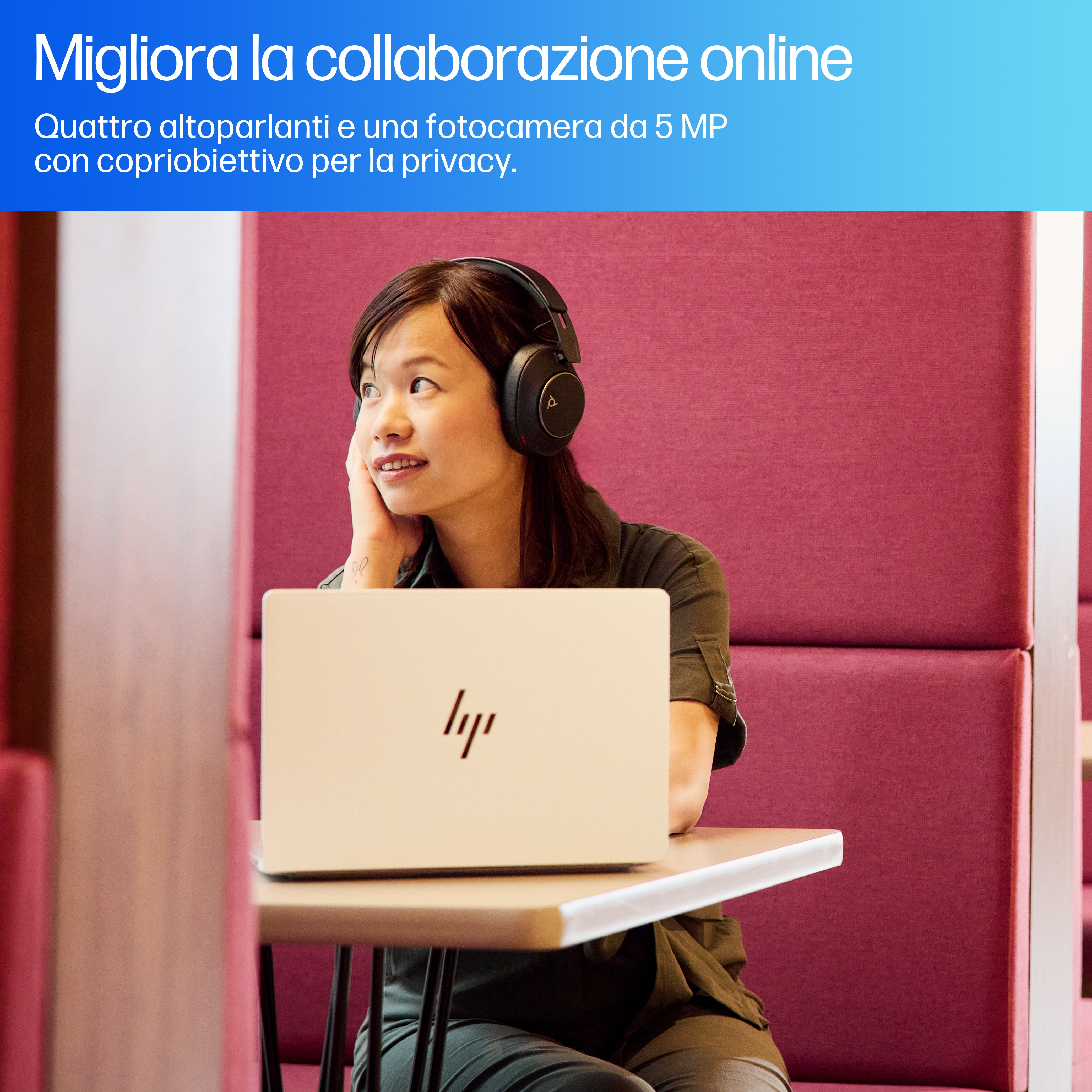 Donna con cuffie usa un laptop, seduta a un tavolo.